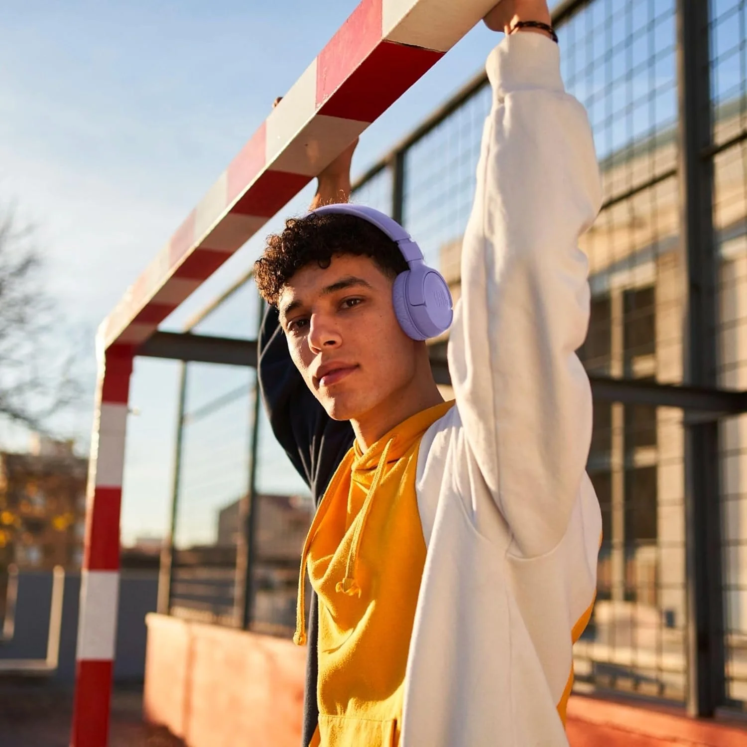 هدفون بی سیم رو گوشی JBL Tune 520BT، عمر باتری تا 57 ساعت و شارژ سریع، طراحی سبک، راحت و تاشو، تماس های هندزفری با Voice Aware (بنفش)