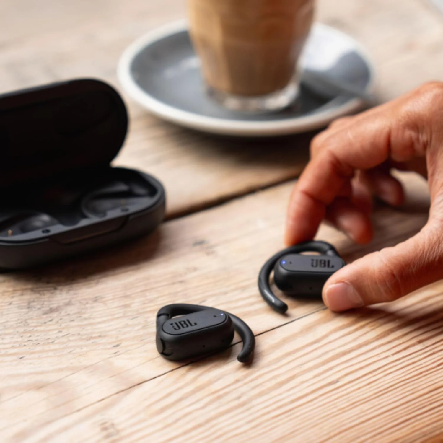 هدفون های بی سیم JBL SoundGear Sense - هدفون های با گوش باز واقعی، فناوری OpenSound، مقاوم در برابر پاشش آب و گرد و غبار، 4 میکروفون برای تماس های واضح و شفاف، تا 24 ساعت عمر باتری، به علاوه شارژ سریع (مشکی)