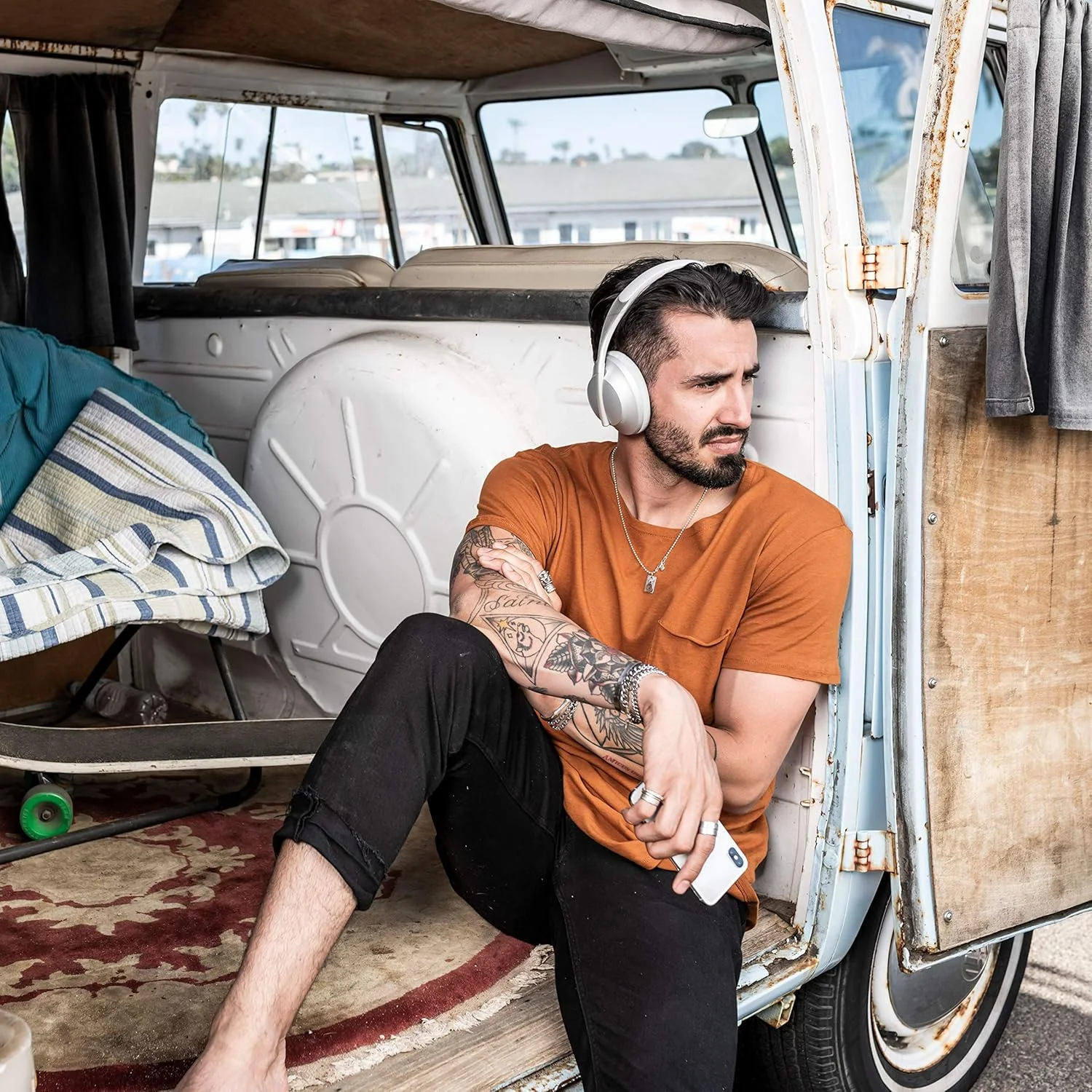 هدفون حذف نویز Bose 700 - هدفون بی سیم، بلوتوث، رو گوشی با میکروفون داخلی برای تماس های واضح و کنترل صدا، نقره ای لوکس (بازسازی شده) هدفون حذف نویز Bose 700 - هدفون بی سیم، بلوتوث، رو گوشی با میکروفون داخلی برای تماس های واضح و کنترل صدا، نقره ای لوکس (بازسازی شده)