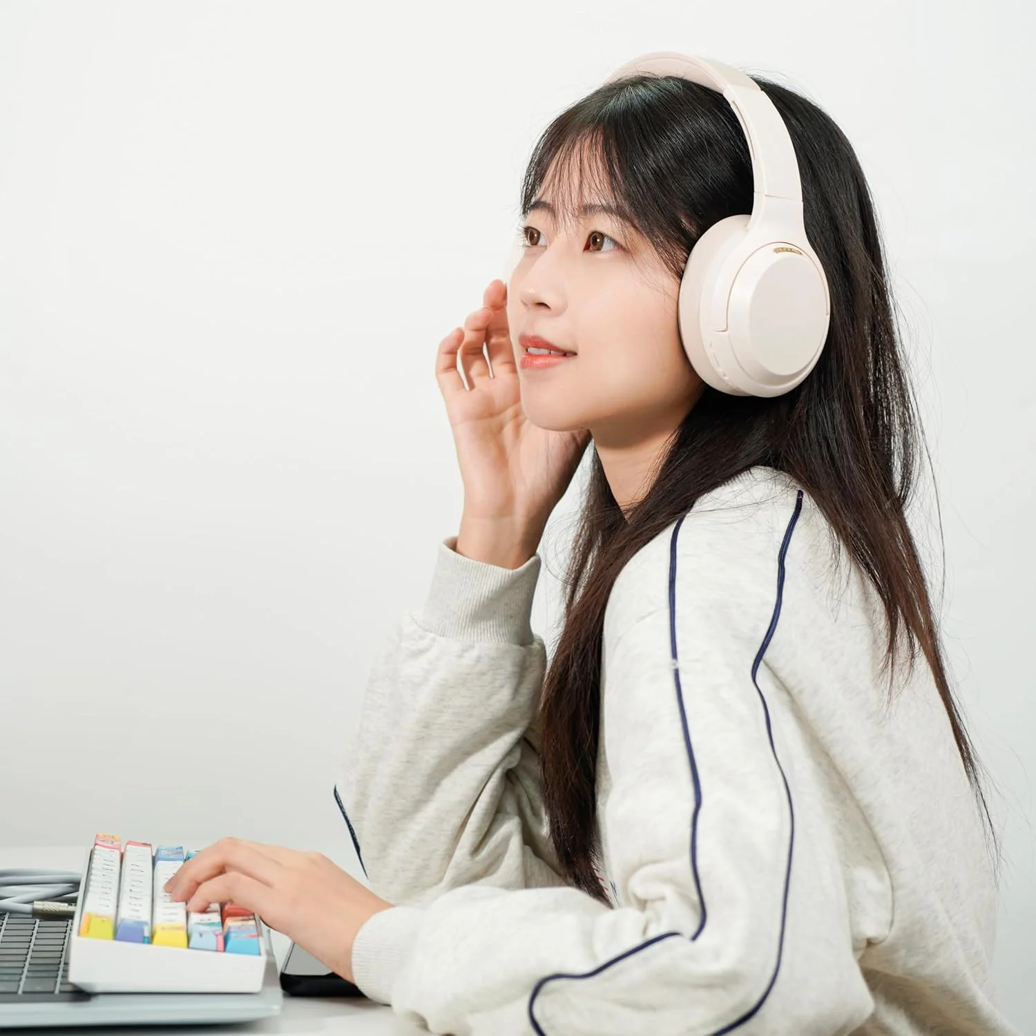 هدفون روگوشی بی سیم Porodo Soundtec Eclipse - سفید هدفون روگوشی بی سیم Porodo Soundtec Eclipse - سفید