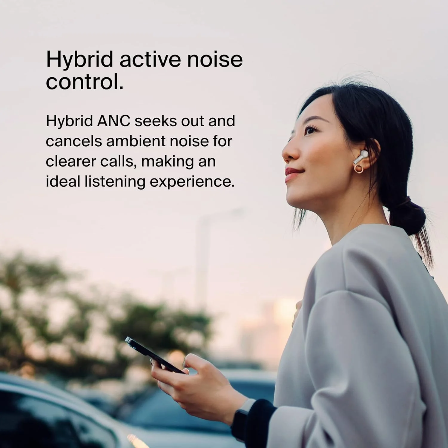 هدفون بی سیم حذف نویز Belkin SoundForm™ Pulse، همراه با جعبه شارژ بی سیم و سه میکروفون در هر گوشی - هدفون بلوتوث مقاوم در برابر آب IPX5 برای آیفون و سامسونگ - سفید