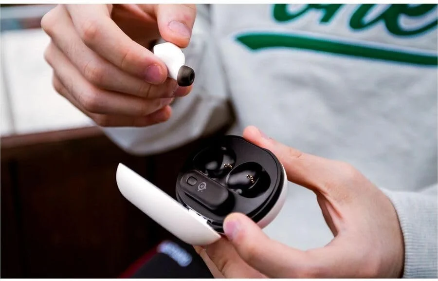 گوشی‌های گیمینگ بی‌سیم SteelSeries Arctis GameBuds™ برای پلی‌استیشن - 2.4GHz + BT 5.3 - ANC/Transparency - مقاوم در برابر آب IP55 - باتری 40 ساعته - شارژ بی‌سیم - PS5، PC، سوییچ، موبایل - سفید