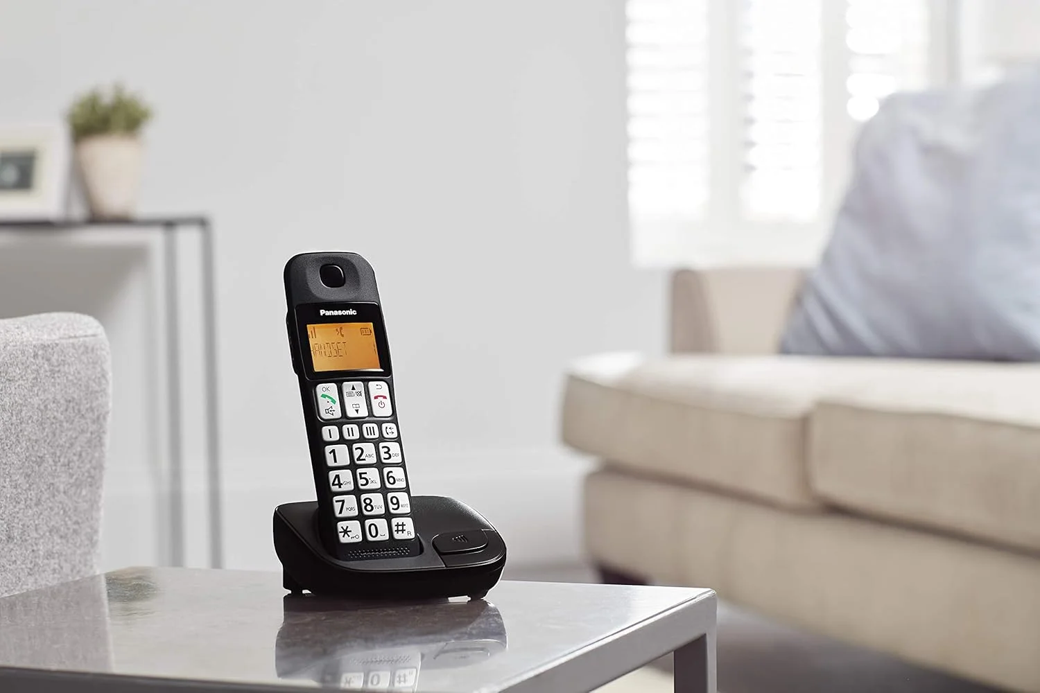 تلفن بی سیم دوقلوی پاناسونیک مدل KX-TGE112E با دکمه های بزرگ، مسدود کننده تماس های مزاحم و صفحه نمایش LCD - مشکی تلفن بی سیم دوقلوی پاناسونیک مدل KX-TGE112E با دکمه های بزرگ، مسدود کننده تماس های مزاحم و صفحه نمایش LCD - مشکی