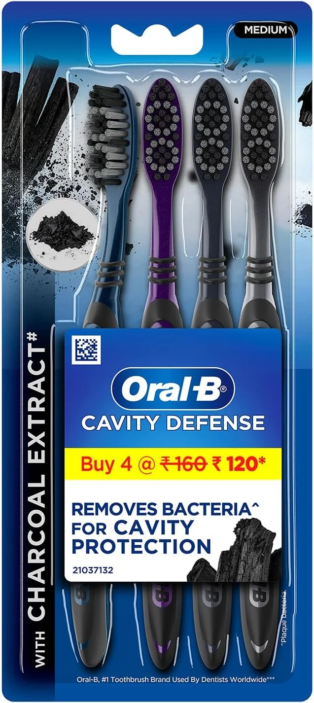 مسواک اورال-بی مدل Cavity Defense Deep Clean + Whitening با الیاف حاوی عصاره زغال، تمیز کننده زبان و درپوش بهداشتی، متوسط، بسته 4 عددی