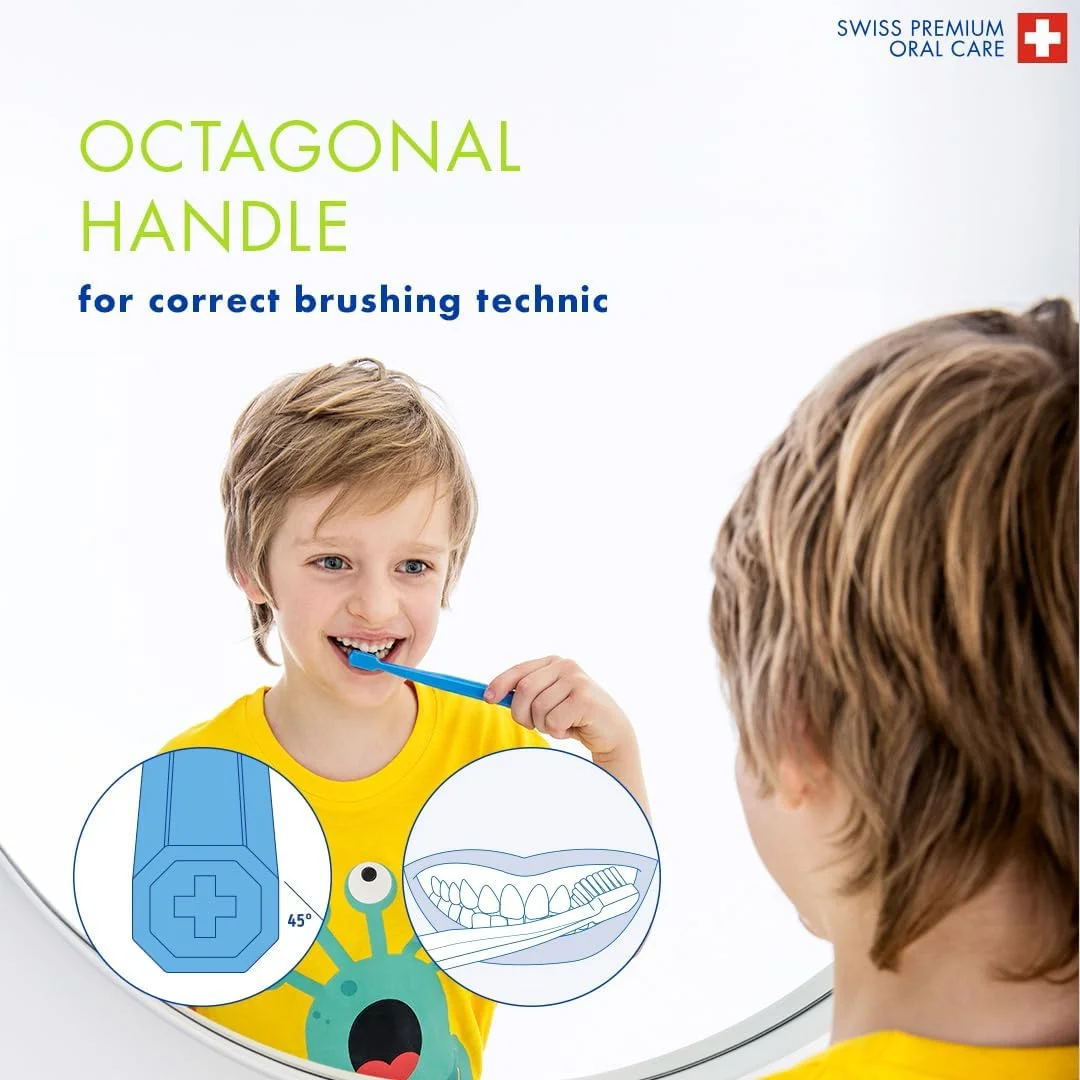 مسواک دستی کودکانه Curaprox Duo Superheroes Edition I با 5460 رشته CUREN® I ملایم برای لثه و پاک کننده موثر پلاک I بسته 2 عددی