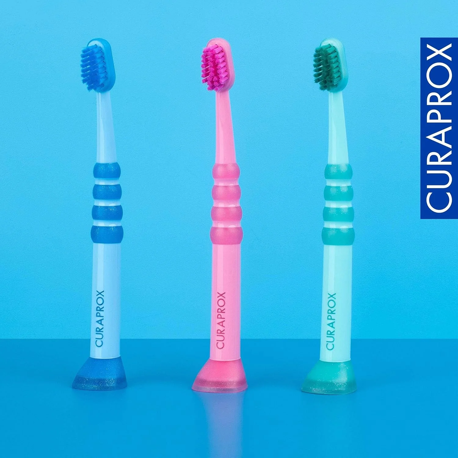 مسواک کودک Curaprox، رنگ سورپرایزی I برس فوق العاده نرم برای نوزادان و کودکان (0-4 سال) با 4260 رشته CUREN® I تمیز کردن ملایم و موثر برای لثه های حساس مسواک کودک Curaprox، رنگ سورپرایزی I برس فوق العاده نرم برای نوزادان و کودکان (0-4 سال) با 4260 رشته CUREN® I تمیز کردن ملایم و موثر برای لثه های حساس