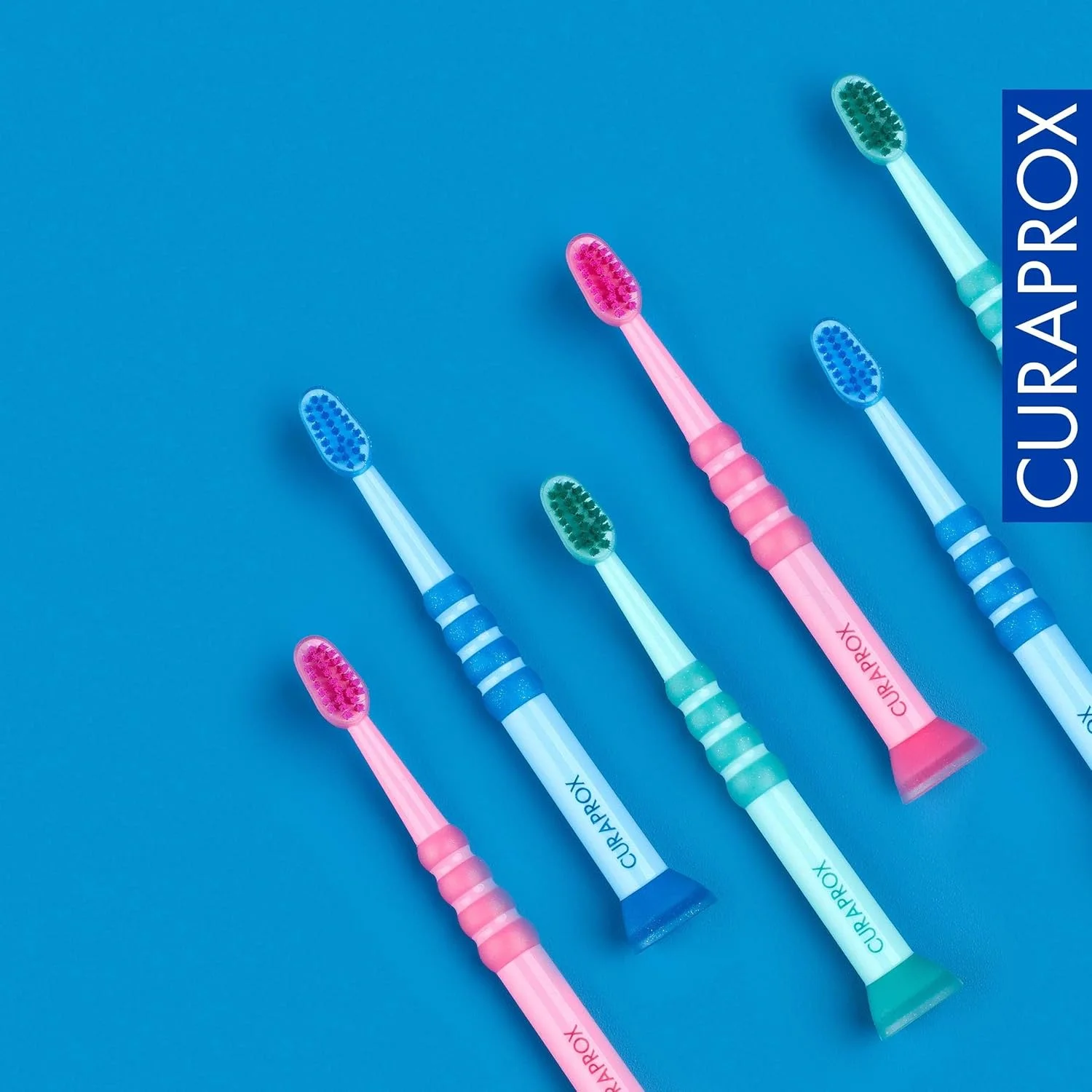 مسواک کودک Curaprox، رنگ سورپرایزی I برس فوق العاده نرم برای نوزادان و کودکان (0-4 سال) با 4260 رشته CUREN® I تمیز کردن ملایم و موثر برای لثه های حساس مسواک کودک Curaprox، رنگ سورپرایزی I برس فوق العاده نرم برای نوزادان و کودکان (0-4 سال) با 4260 رشته CUREN® I تمیز کردن ملایم و موثر برای لثه های حساس