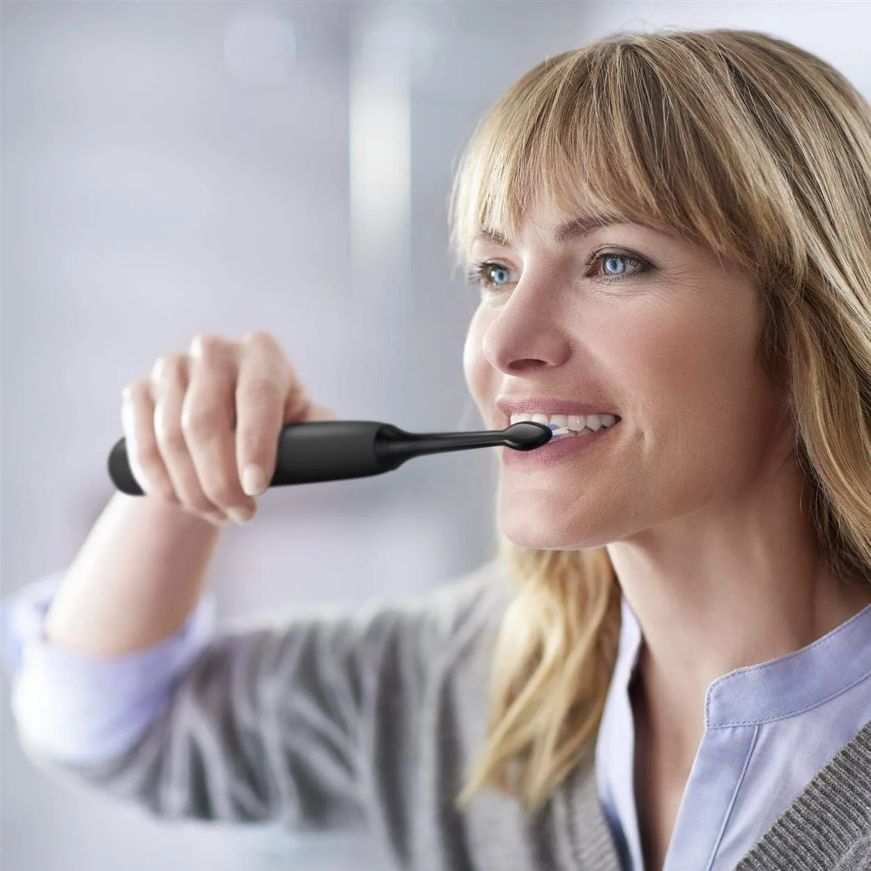 مسواک برقی فیلیپس Sonicare ProtectiveClean 5100، مشکی، به همراه کیف مسافرتی، 3 حالت تمیز کردن و 2 عدد سر برس سفید کننده (دوشاخه حمام 2 پین بریتانیا) HX6850/47 مسواک برقی فیلیپس Sonicare ProtectiveClean 5100، مشکی، به همراه کیف مسافرتی، 3 حالت تمیز کردن و 2 عدد سر برس سفید کننده (دوشاخه حمام 2 پین بریتانیا) HX6850/47