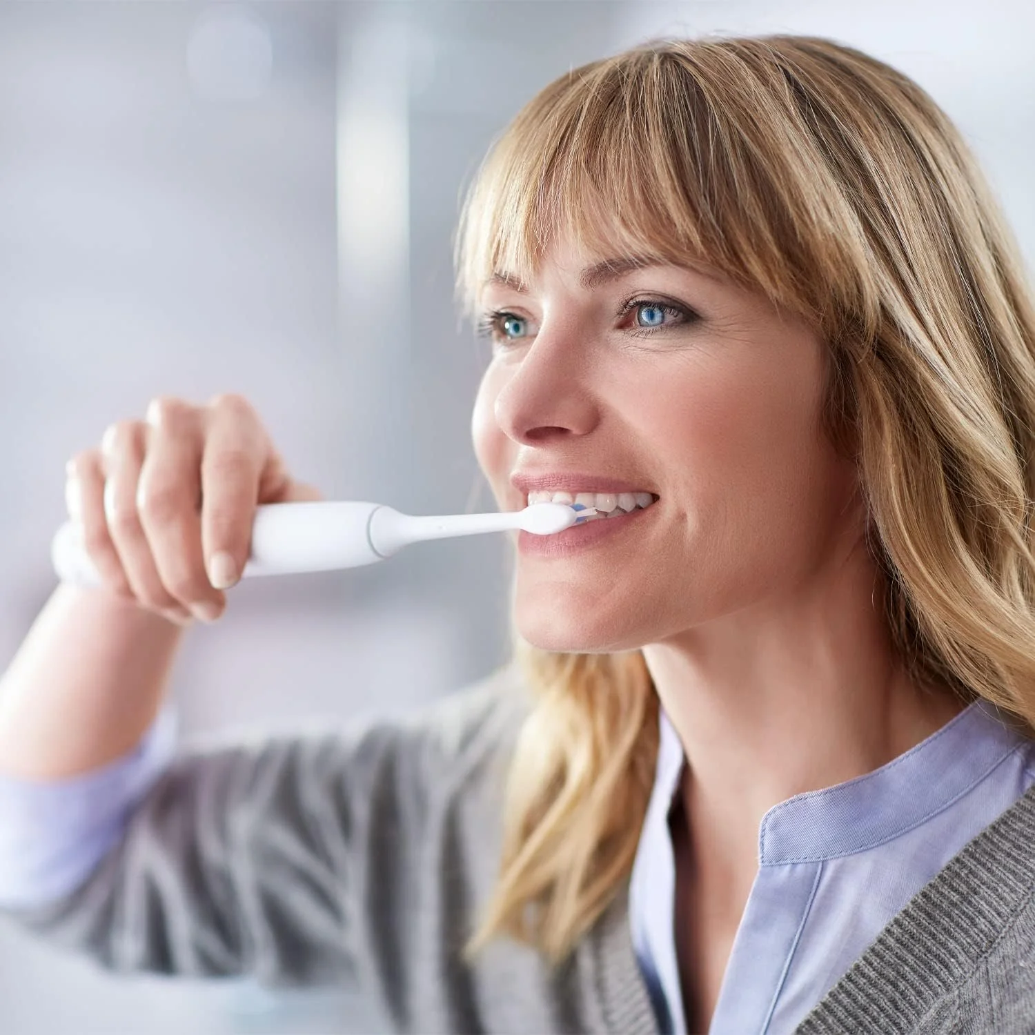 مسواک برقی فیلیپس Sonicare ProtectiveClean 5100، سفید/آبی روشن، با کیف مسافرتی، 3 حالت تمیز کردن و 2 عدد سری برس سفید کننده (دوشاخه حمام 2 پین بریتانیا) - HX6859/29