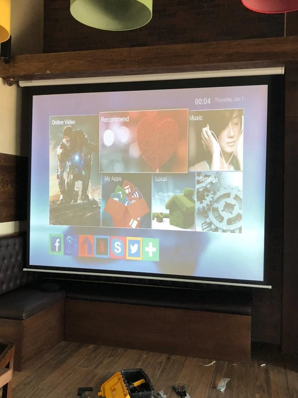 پرده نمایش برقی موتوردار Skydod، پرده نمایش اتوماتیک با کنترل از راه دور 100 اینچ 4:3 HD (PS-E-100E)، 203x152 سانتی متر پرده نمایش برقی موتوردار Skydod، پرده نمایش اتوماتیک با کنترل از راه دور 100 اینچ 4:3 HD (PS-E-100E)، 203x152 سانتی متر