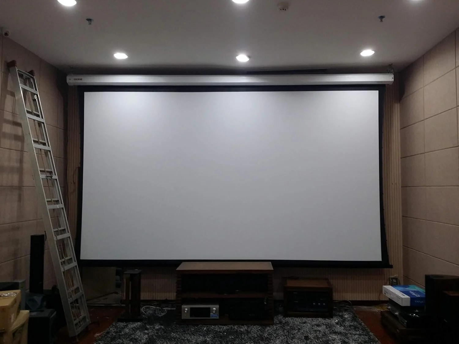 پرده نمایش برقی 120 اینچی با نسبت تصویر 4:3، سفید مات HD، نصب روی دیوار یا سقف، کنترل از راه دور، مناسب برای سینمای خانگی، تلویزیون و دفتر کار، ابعاد 244 در 183 سانتی متر پرده نمایش برقی 120 اینچی با نسبت تصویر 4:3، سفید مات HD، نصب روی دیوار یا سقف، کنترل از راه دور، مناسب برای سینمای خانگی، تلویزیون و دفتر کار، ابعاد 244 در 183 سانتی متر