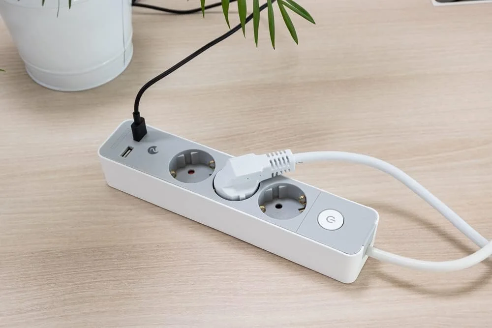 محافظ برق طراحی Garza با 3 پریز، 2 پورت USB، کلید روشن/خاموش، کابل 1.4 متری، پریز تخت، محافظ کودک - خاکستری