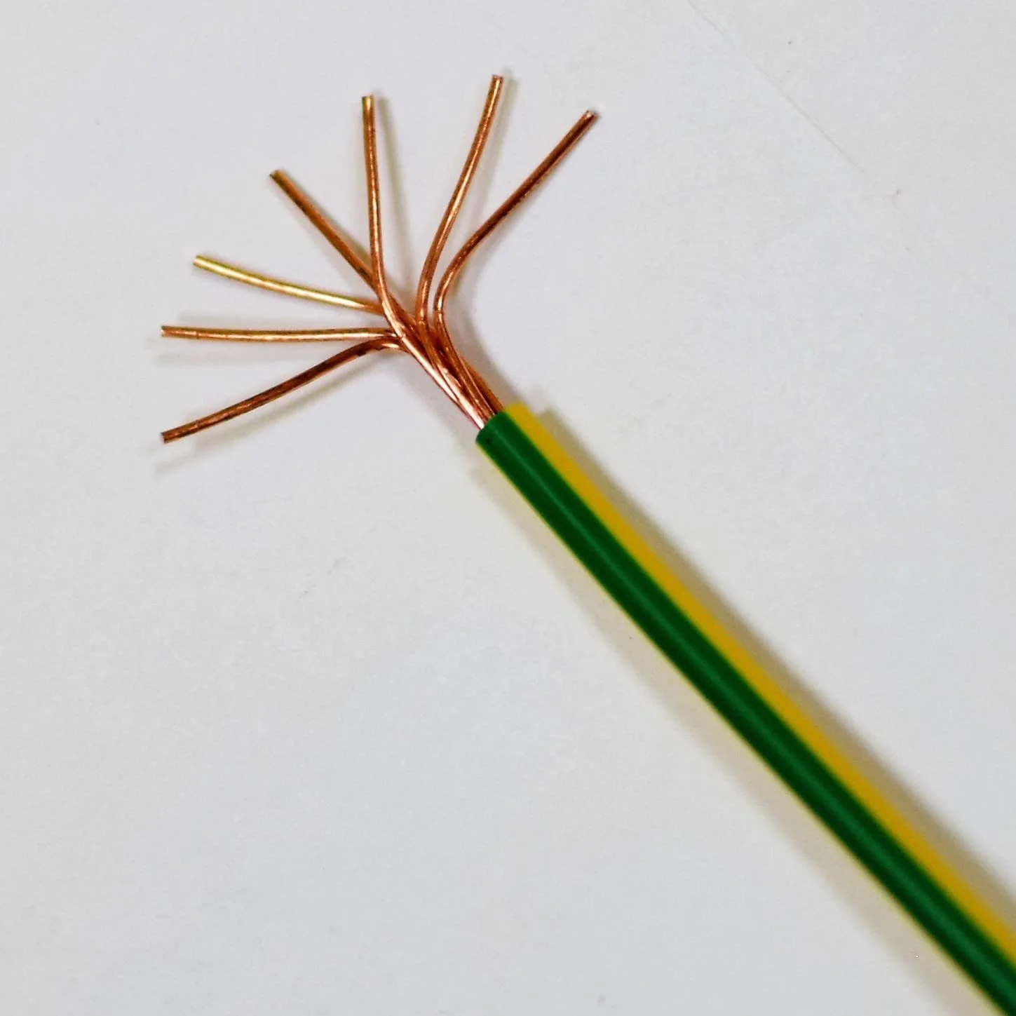 سیم برق، تک هسته ای با هادی مسی، عایق PVC، 450/750 ولت، مطابق با استاندارد BS EN50525-2-31، ساخت: [نام سازنده حذف شده]، ساخت امارات متحده عربی، دارای نشان کیفیت امارات، (کلاف 100 یاردی) (1C x 1.5 Sq.mm، زرد سبز)