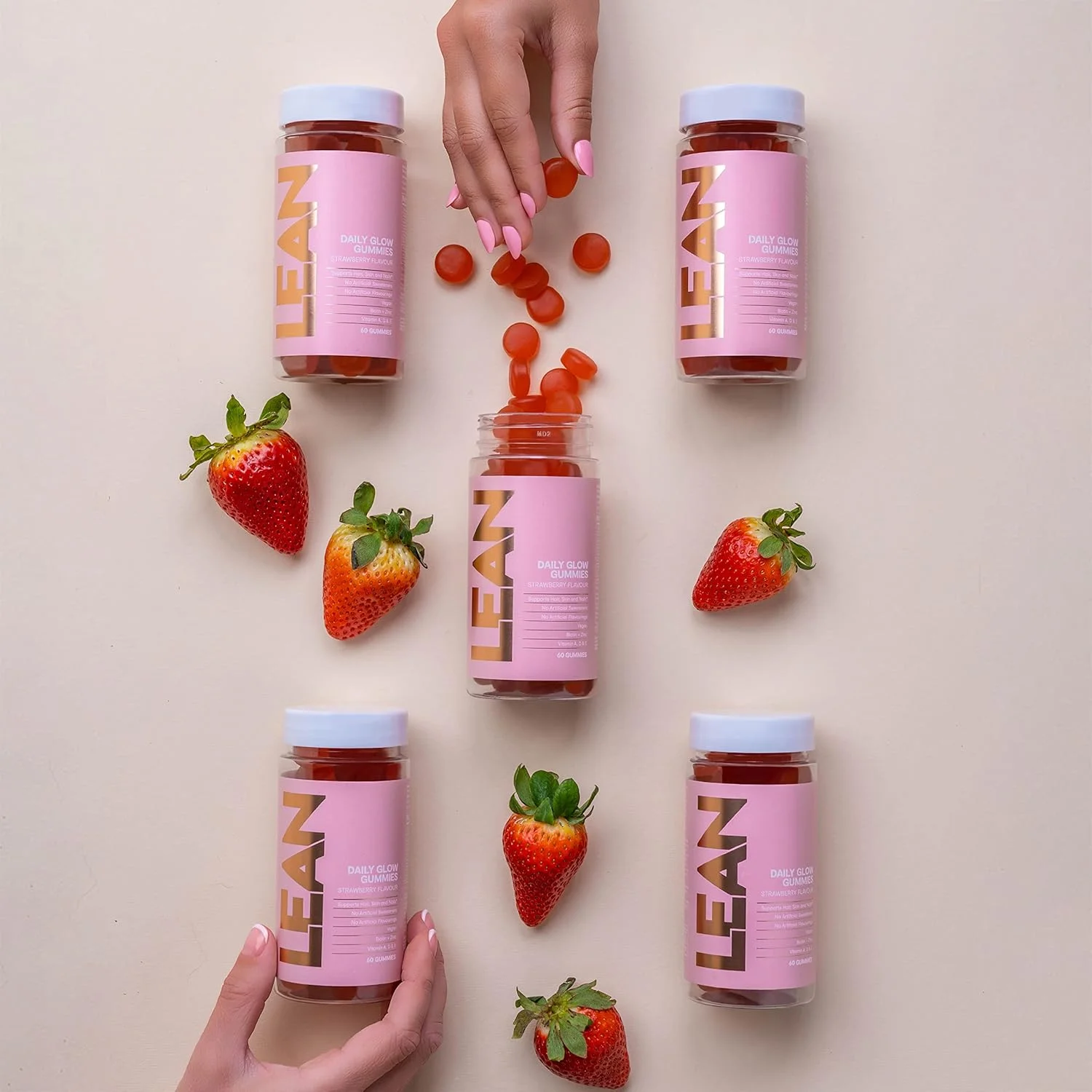 پاستیل های گیاهی درخشش روزانه - طعم توت فرنگی. ویتامین های زیبایی مو، پوست و ناخن برای زنان. شامل بیوتین، روی، سلنیوم، ویتامین A، B، D، E. (60 عدد) پاستیل های گیاهی درخشش روزانه - طعم توت فرنگی. ویتامین های زیبایی مو، پوست و ناخن برای زنان. شامل بیوتین، روی، سلنیوم، ویتامین A، B، D، E. (60 عدد)