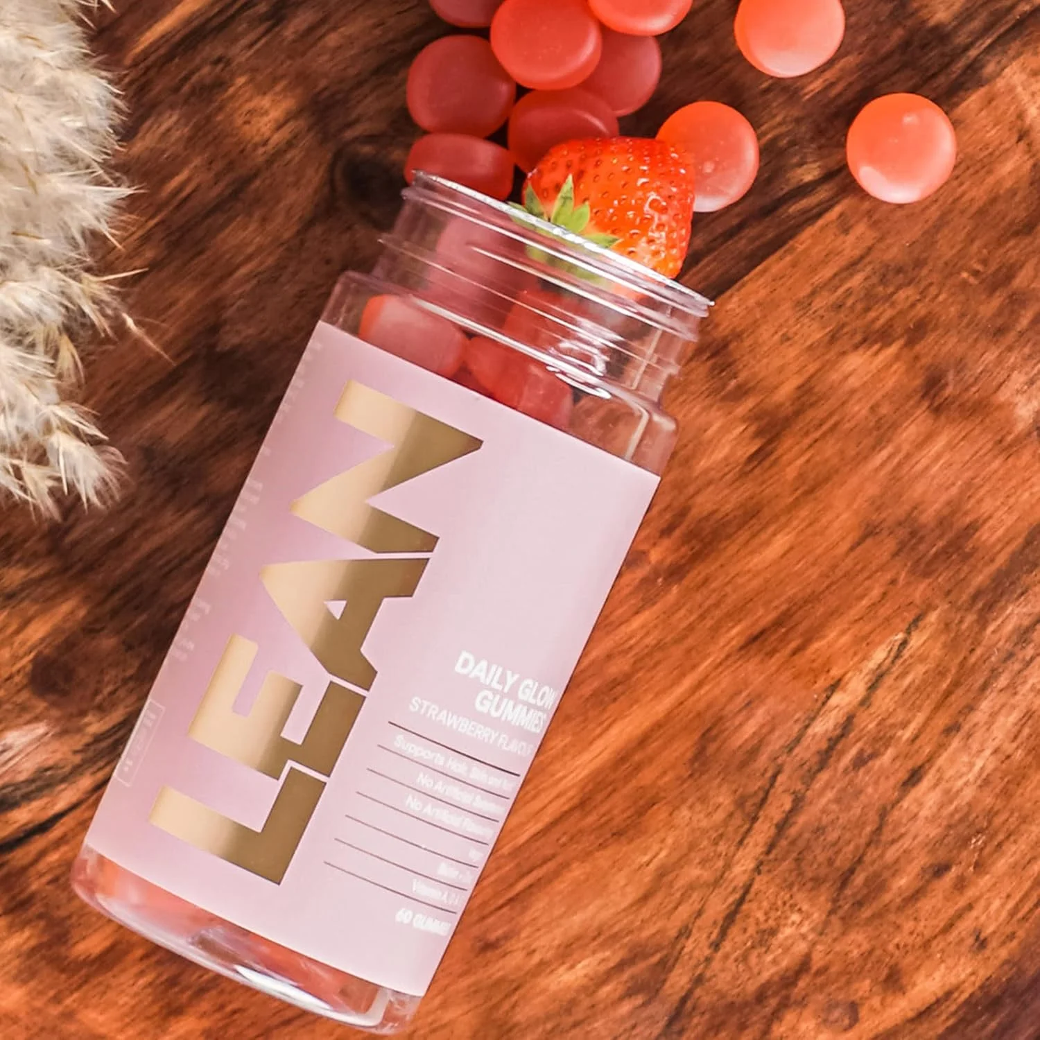 پاستیل های گیاهی درخشش روزانه - طعم توت فرنگی. ویتامین های زیبایی مو، پوست و ناخن برای زنان. شامل بیوتین، روی، سلنیوم، ویتامین A، B، D، E. (60 عدد) پاستیل های گیاهی درخشش روزانه - طعم توت فرنگی. ویتامین های زیبایی مو، پوست و ناخن برای زنان. شامل بیوتین، روی، سلنیوم، ویتامین A، B، D، E. (60 عدد)