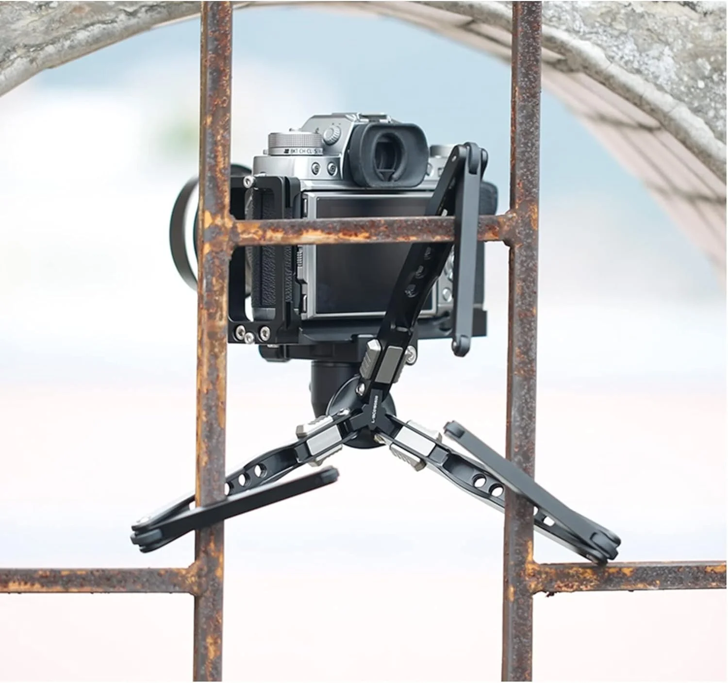 سه پایه رومیزی/جیبی دو قسمتی لئوفوتو مدل MT-03 با حالت عنکبوتی، اتصال 1/4 و 3/8 اینچ، ایده آل برای دوربین های کامپکت