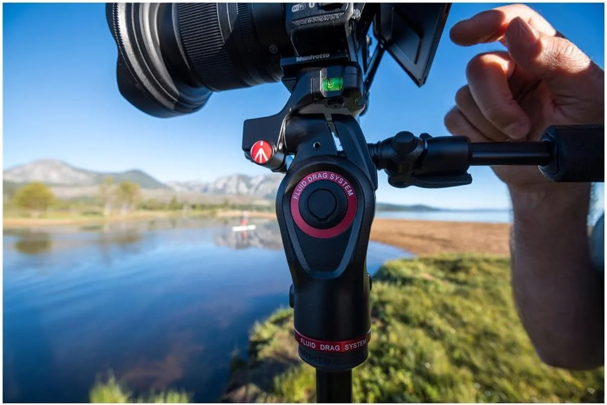 سه پایه دوربین مسافرتی آلومینیومی Manfrotto Befree 3-Way Live Advanced، قفل اهرمی، با هد سیال 3 طرفه، برای عکس و فیلم، تجهیزات ولاگ، با کیف حمل MKBFRLA4BK-3W