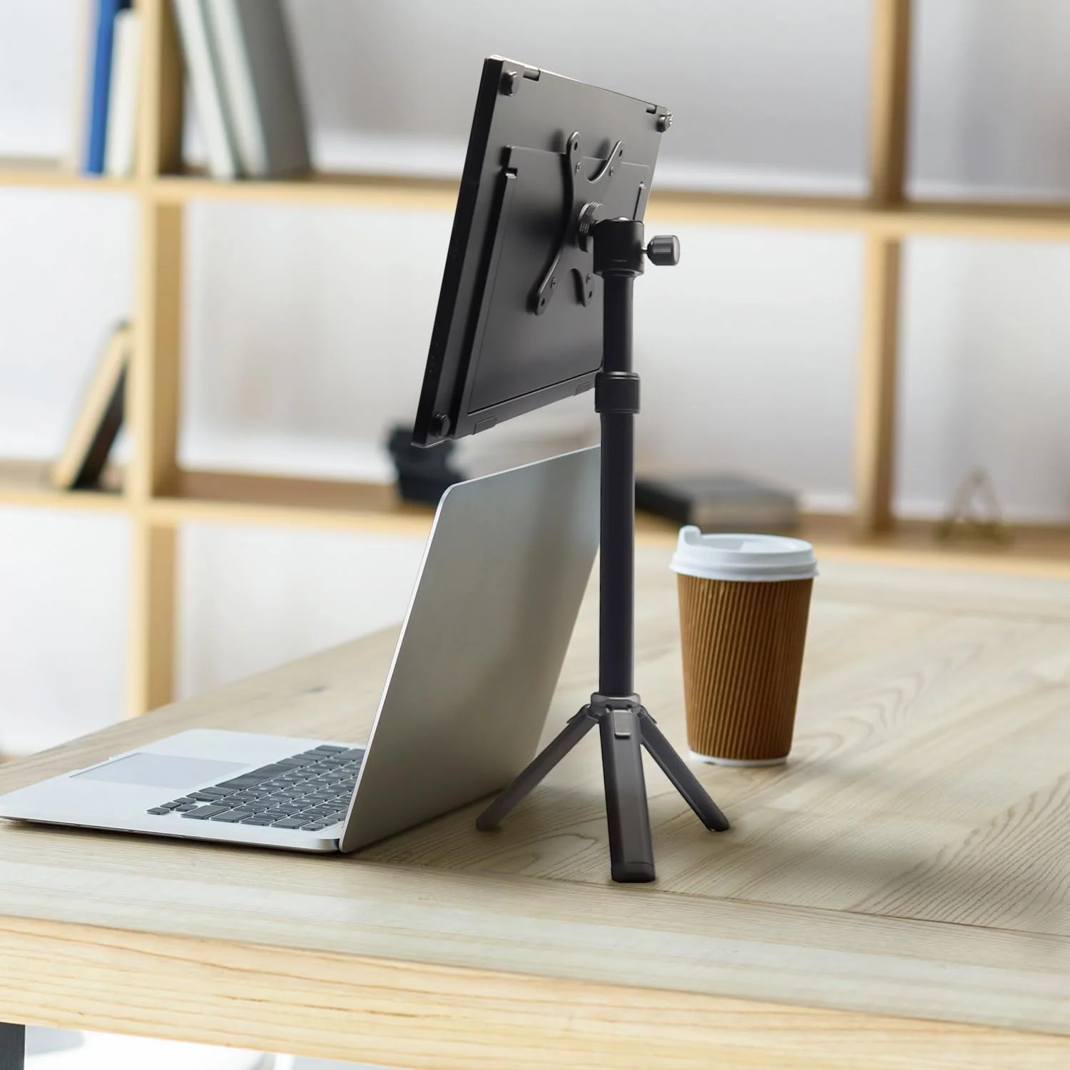 پایه نگهدارنده مانیتور فلزی قابل حمل Kado، گیره 2 در 1 تلفن/تبلت، صفحه آداپتور نصب دیواری/بازویی VESA با ابعاد 100x100mm و 75x75mm، هد توپی 360 درجه جمع و جور برای پروژکتور، دوربین و وب کم