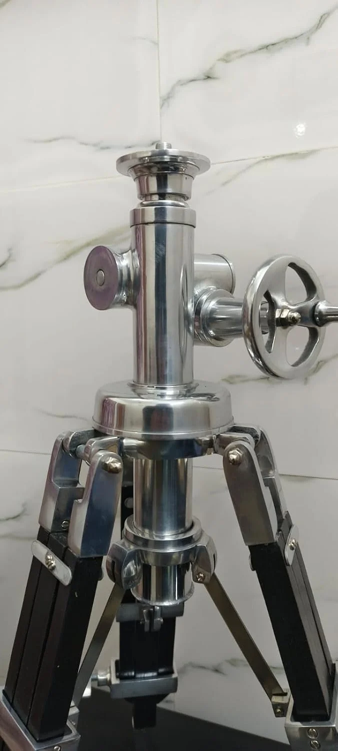 سه پایه چوبی عتیقه، سه پایه نقره ای کرومی دریانوردی قدیمی با سه پایه مشکی، سه پایه آلومینیومی و چوبی گوشه ای مناسب برای دوربین
