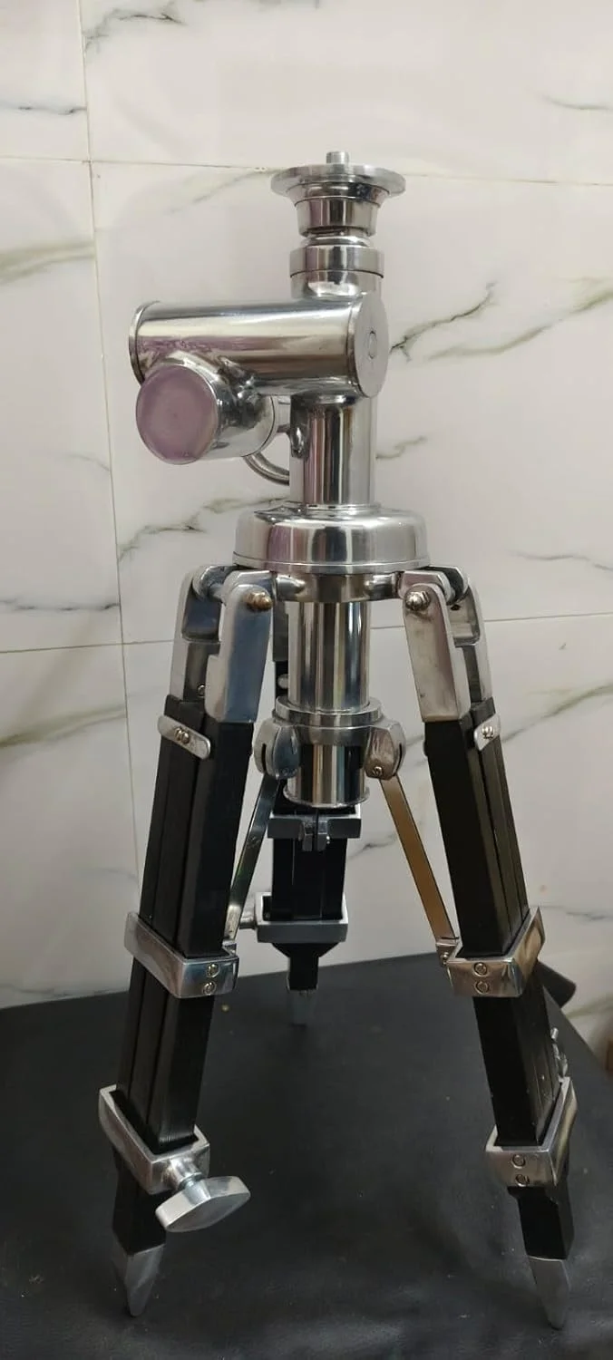 سه پایه چوبی عتیقه، سه پایه نقره ای کرومی دریانوردی قدیمی با سه پایه مشکی، سه پایه آلومینیومی و چوبی گوشه ای مناسب برای دوربین