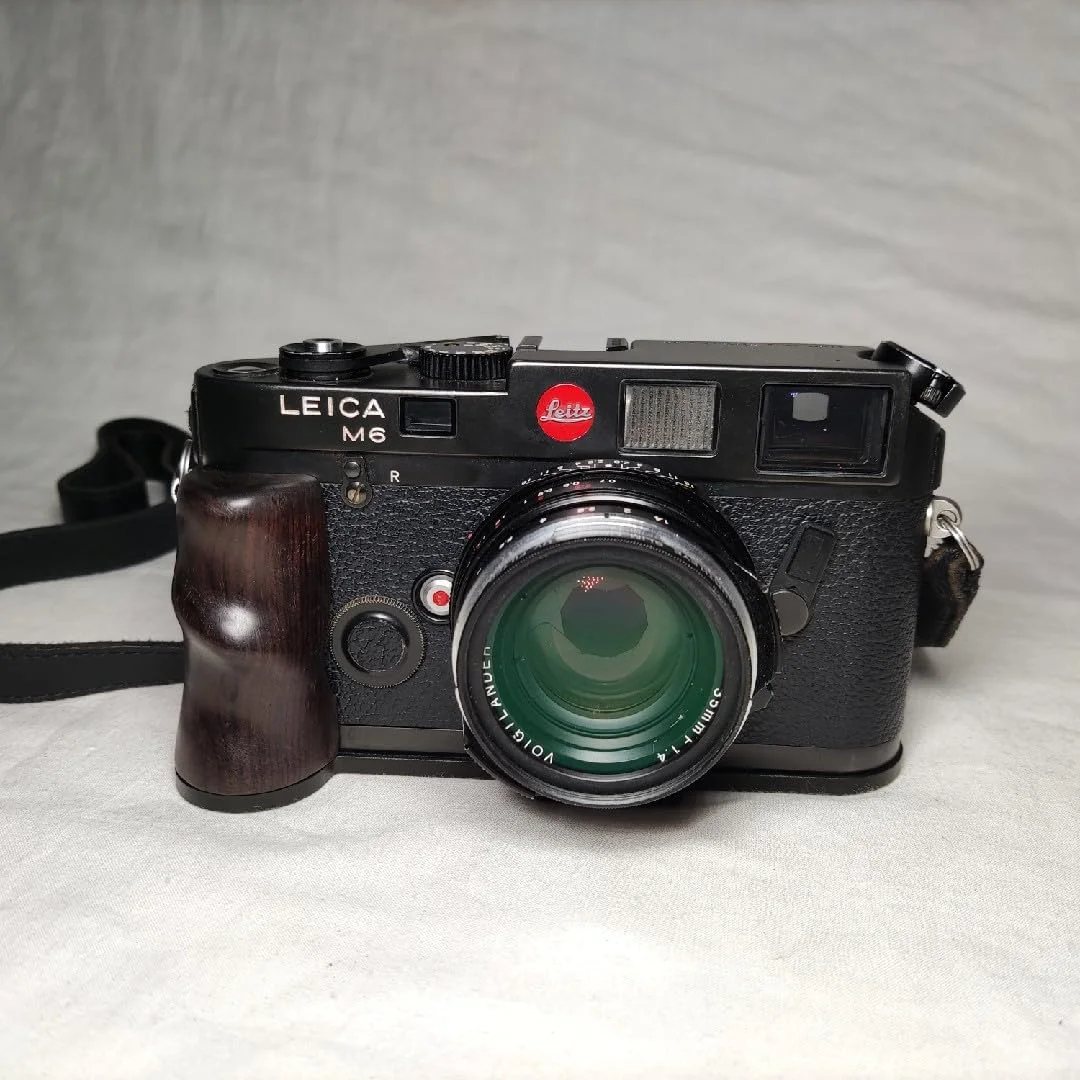 AECAM - براکت L شکل چوبی آبنوس فوق سبک جدید، پایه صفحه هد توپی سه پایه و دسته گریپ برای دوربین های LEICAs M6 M7 MP (مشکی) AECAM - براکت L شکل چوبی آبنوس فوق سبک جدید، پایه صفحه هد توپی سه پایه و دسته گریپ برای دوربین های LEICAs M6 M7 MP (مشکی)