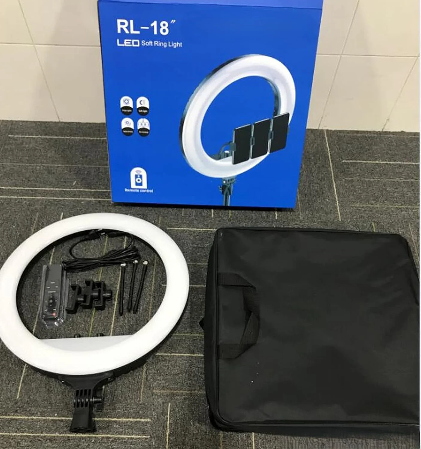 رینگ لایت RL-18 LED 18 اینچی با قابلیت تبدیل نور گرم و سرد، مناسب برای نورپردازی آرایش و عکاسی به همراه ریموت کنترل