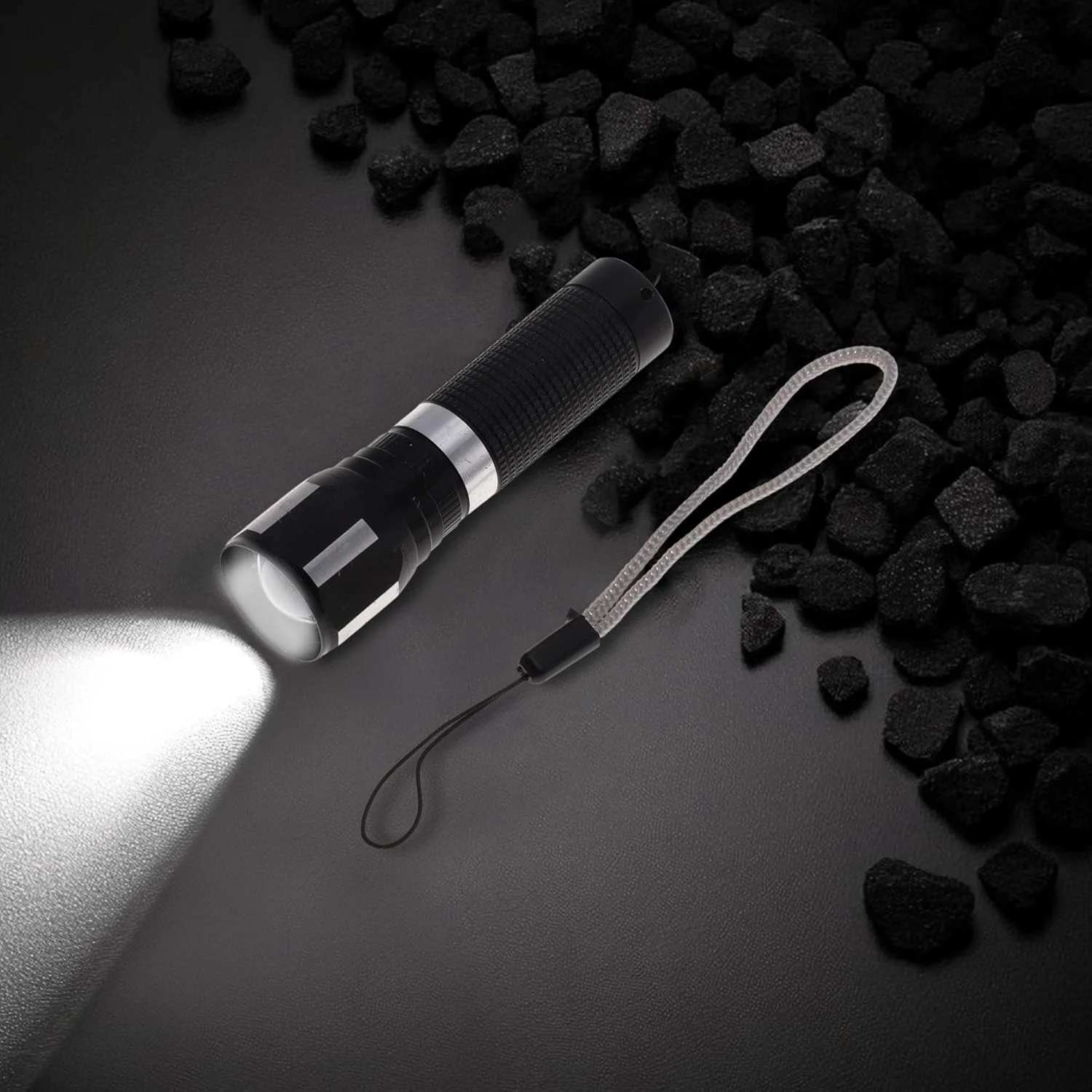 چراغ قوه حلقه نقره ای، 1 عدد، با باتری قلمی AA، نور LED روشن، آلیاژ آلومینیوم مشکی، 8.8x2.6x2.6 سانتی متر چراغ قوه حلقه نقره ای، 1 عدد، با باتری قلمی AA، نور LED روشن، آلیاژ آلومینیوم مشکی، 8.8x2.6x2.6 سانتی متر