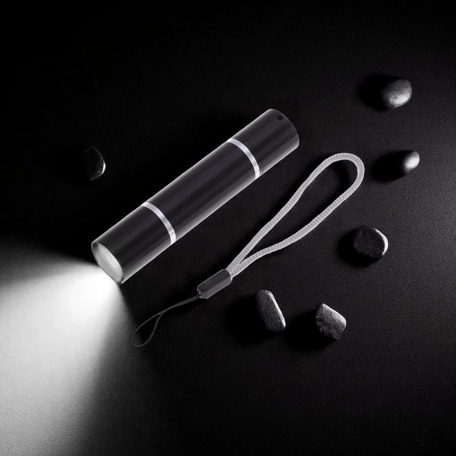 یک عدد چراغ قوه حلقه نقره ای استوانه ای، باتری قلمی AA، ال ای دی با لومن بالا، آلیاژ آلومینیوم مشکی، 9.4x1.9x1.9 سانتی متر