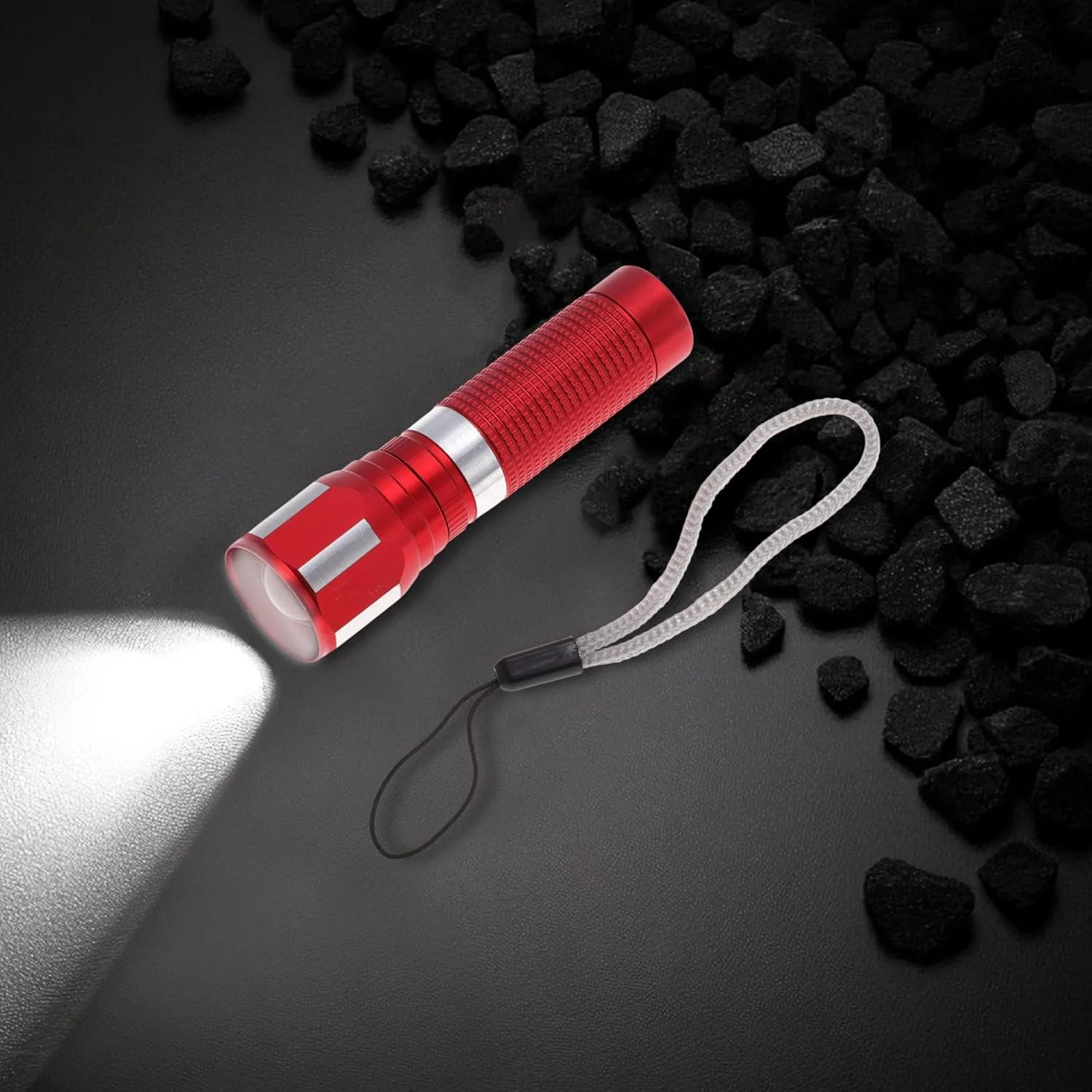 یک عدد چراغ قوه حلقه نقره ای، 1 باتری قلمی، پرتوهای ال ای دی روشن، آلیاژ آلومینیوم قرمز، 8.8x2.6x2.6 سانتی متر