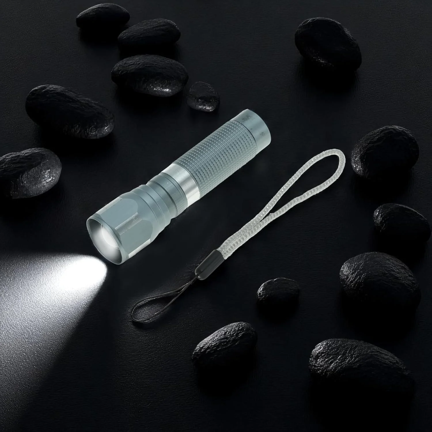 یک عدد چراغ قوه حلقه نقره ای، چراغ قوه با باتری قلمی، پرتوهای ال ای دی روشن، آلیاژ آلومینیوم، نقره ای طوسی، 8.8x2.6x2.6 سانتی متر