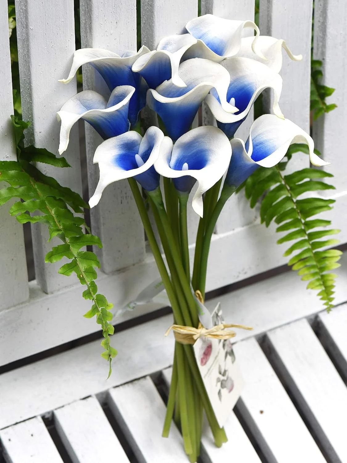 دسته گل عروس گل شیپوری لمس واقعی فایو سیزن استاف | چیدمان گل | 15 گل شیپوری (سفید ابریشمی و آبی تیره) دسته گل عروس گل شیپوری لمس واقعی فایو سیزن استاف | چیدمان گل | 15 گل شیپوری (سفید ابریشمی و آبی تیره)