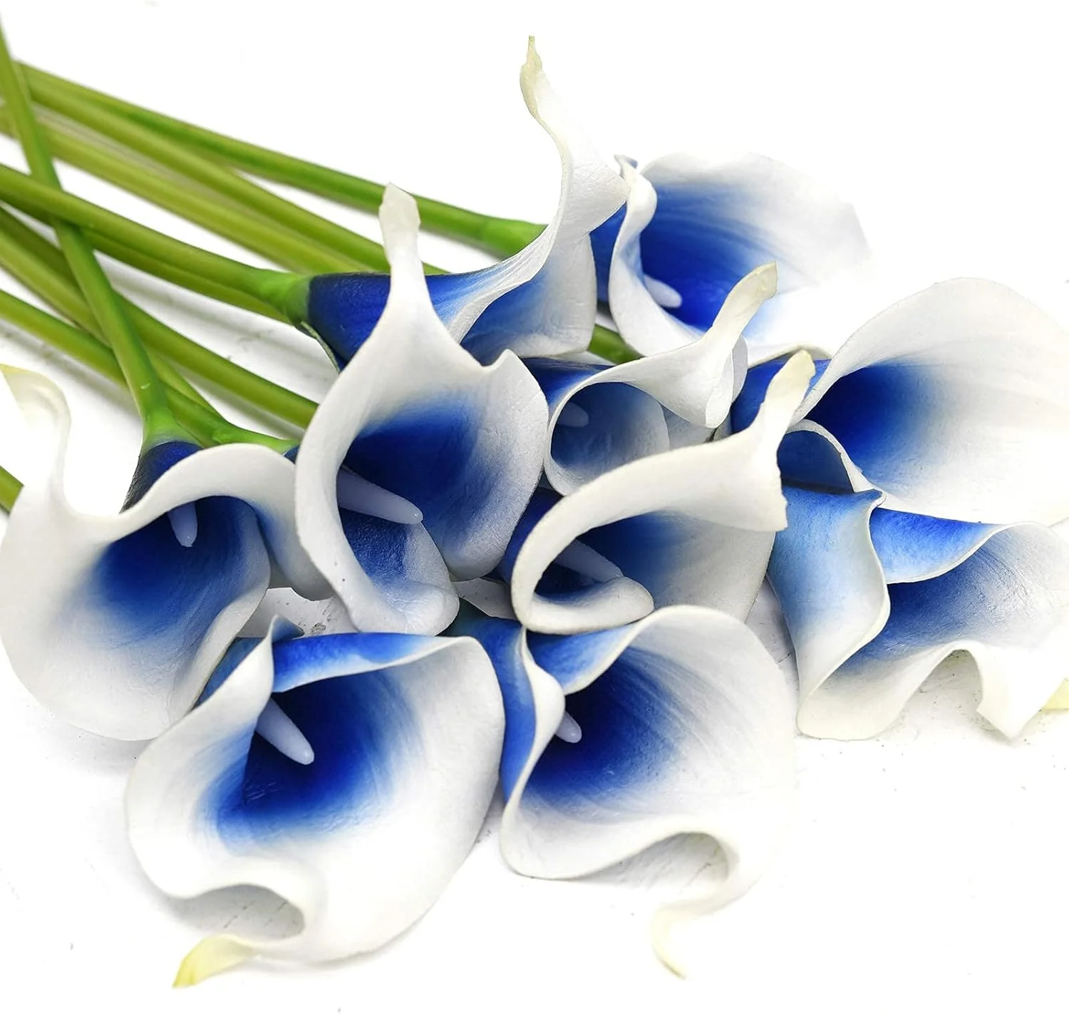 دسته گل عروس گل شیپوری لمس واقعی فایو سیزن استاف | چیدمان گل | 15 گل شیپوری (سفید ابریشمی و آبی تیره) دسته گل عروس گل شیپوری لمس واقعی فایو سیزن استاف | چیدمان گل | 15 گل شیپوری (سفید ابریشمی و آبی تیره)