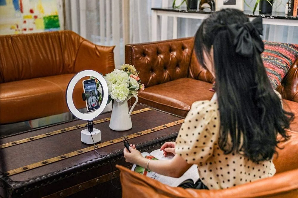 حلقه نور ال ای دی Peopoly برای فالو - نگهدارنده برای پخش زنده/آرایش/ویدیو یوتیوب/تیک تاک، سازگار با اکثر تلفن ها.