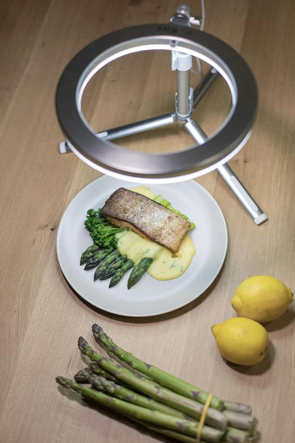 حلقه نور ال ای دی کداک به همراه سه پایه برای تلفن‌های هوشمند و دوربین‌های DSLR کوچک و اکشن‌کم‌ها (قطر 10 اینچ؛ روشنایی، ارتفاع و تعادل رنگ قابل تنظیم؛ 1800 لومن؛ شاتر از راه دور و کیف حمل موجود است)