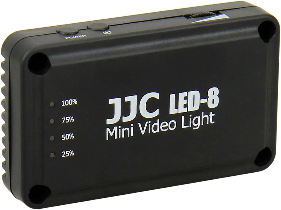 چراغ LED کوچک قابل تنظیم JJC LED-8 با آداپتور هات شو استاندارد و آداپتور هدفون جک 3.5 میلی متری برای دوربین فیلمبرداری، آیفون، آیپد، چراغ صفحه کلید لپ تاپ