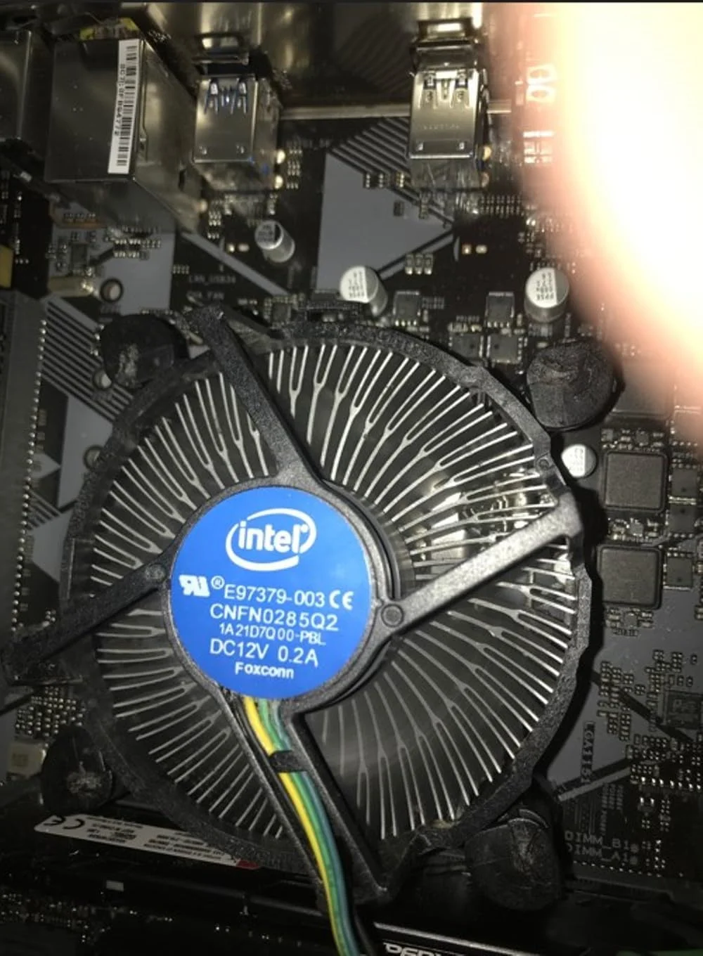 خنک کننده پردازنده اینتل E97379-003 مناسب Core i3/i5/i7 سوکت 1150/1155/1156 با کانکتور 4 پین، هیت سینک آلومینیومی و فن 3.5 اینچی برای کامپیوتر رومیزی خنک کننده پردازنده اینتل E97379-003 مناسب Core i3/i5/i7 سوکت 1150/1155/1156 با کانکتور 4 پین، هیت سینک آلومینیومی و فن 3.5 اینچی برای کامپیوتر رومیزی