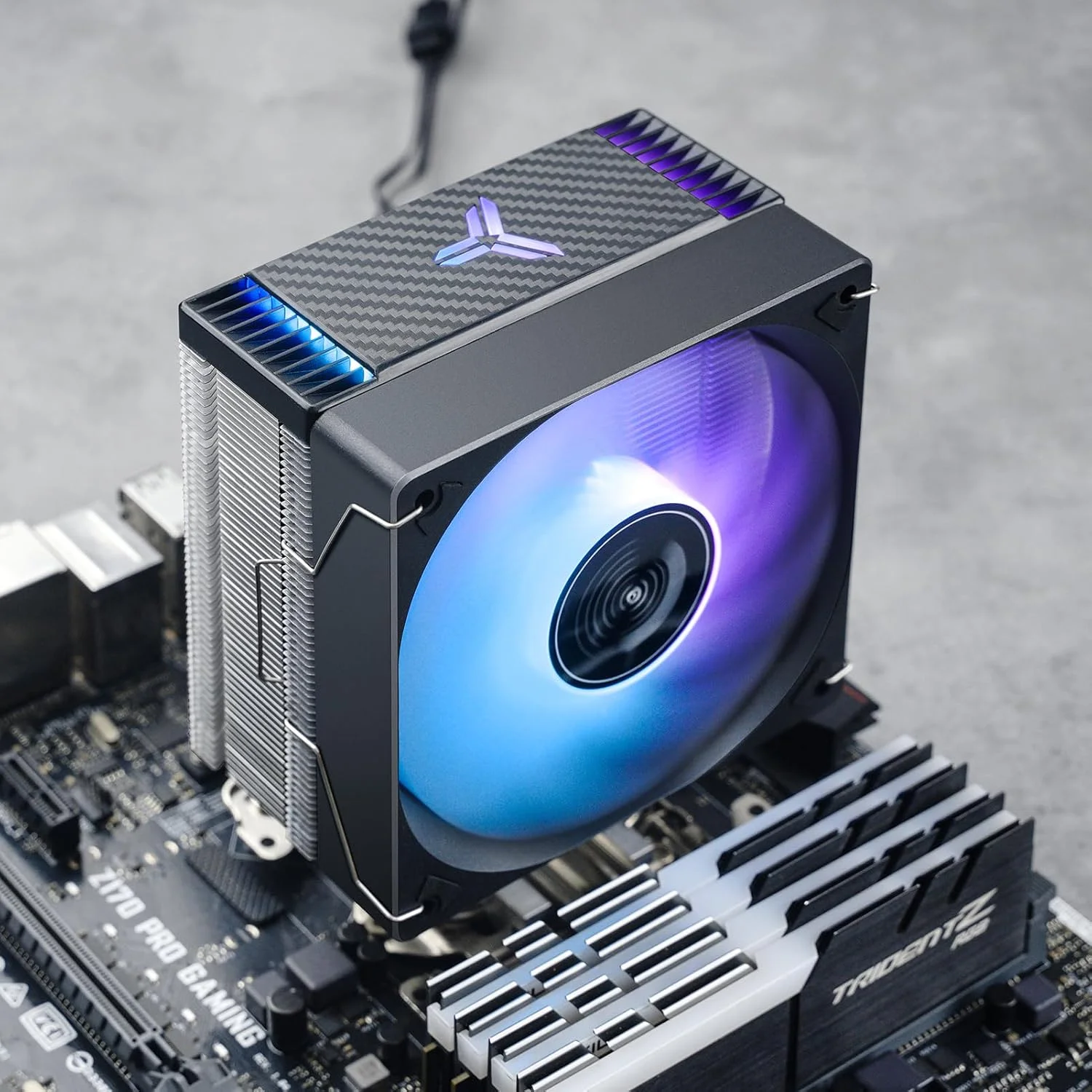 خنک کننده پردازنده JONSBO CR1000 EVO Color مشکی، خنک کننده بادی پردازنده سری Silent، فن پردازنده، نورپردازی خودکار RGB (4 پین، ارتفاع 154 میلی متر، 4 لوله حرارتی مسی AM4/AM5/Intel LGA1851/1700، PWM 120 میلی متری، پوشش بالایی RGB، مشکی)