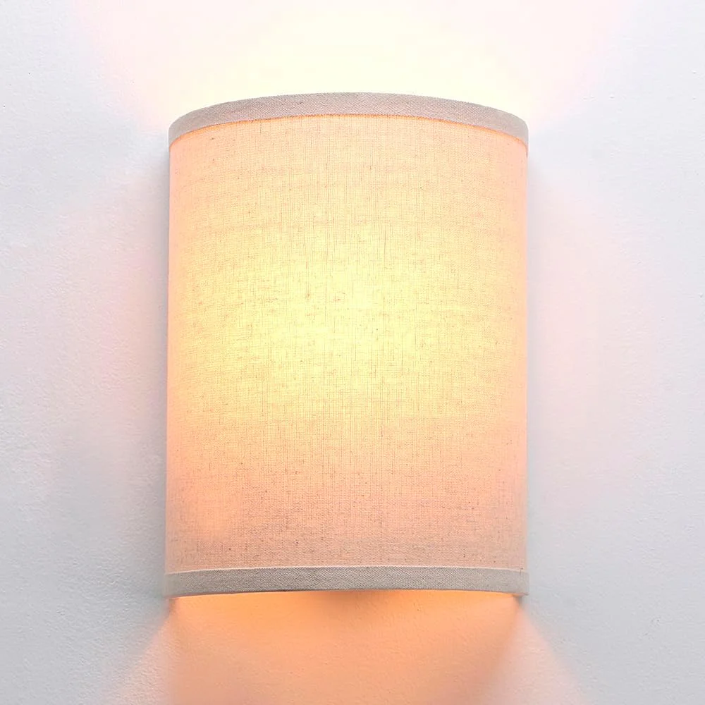 چراغ دیواری تکی پرمو با سبک صنعتی و قدیمی، مناسب کنار تخت، دارای سایه پارچه ای نیم استوانه ای، مناسب برای مطالعه، اتاق خواب، نشیمن، غذاخوری و هتل (کتان)