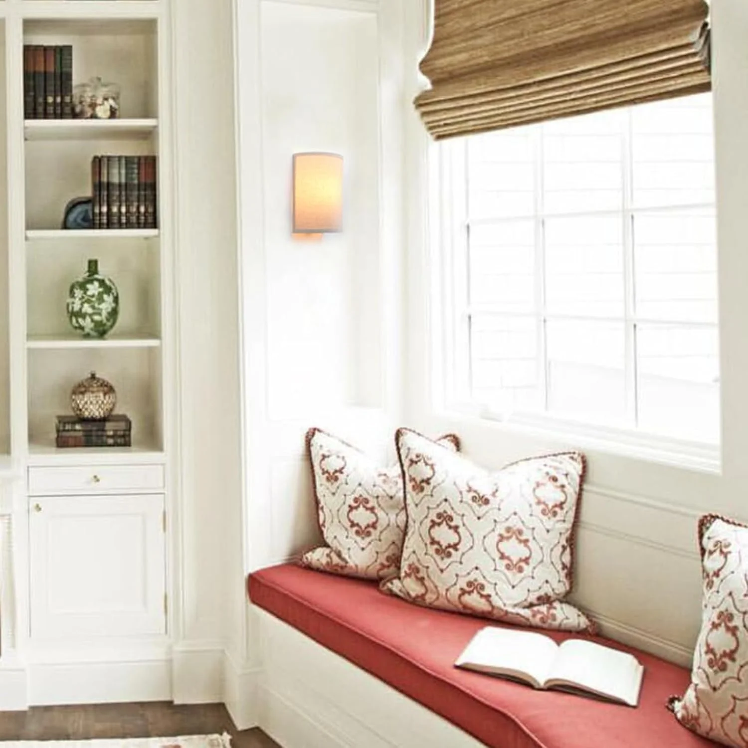 چراغ دیواری تکی پرمو با سبک صنعتی و قدیمی، مناسب کنار تخت، دارای سایه پارچه ای نیم استوانه ای، مناسب برای مطالعه، اتاق خواب، نشیمن، غذاخوری و هتل (کتان)