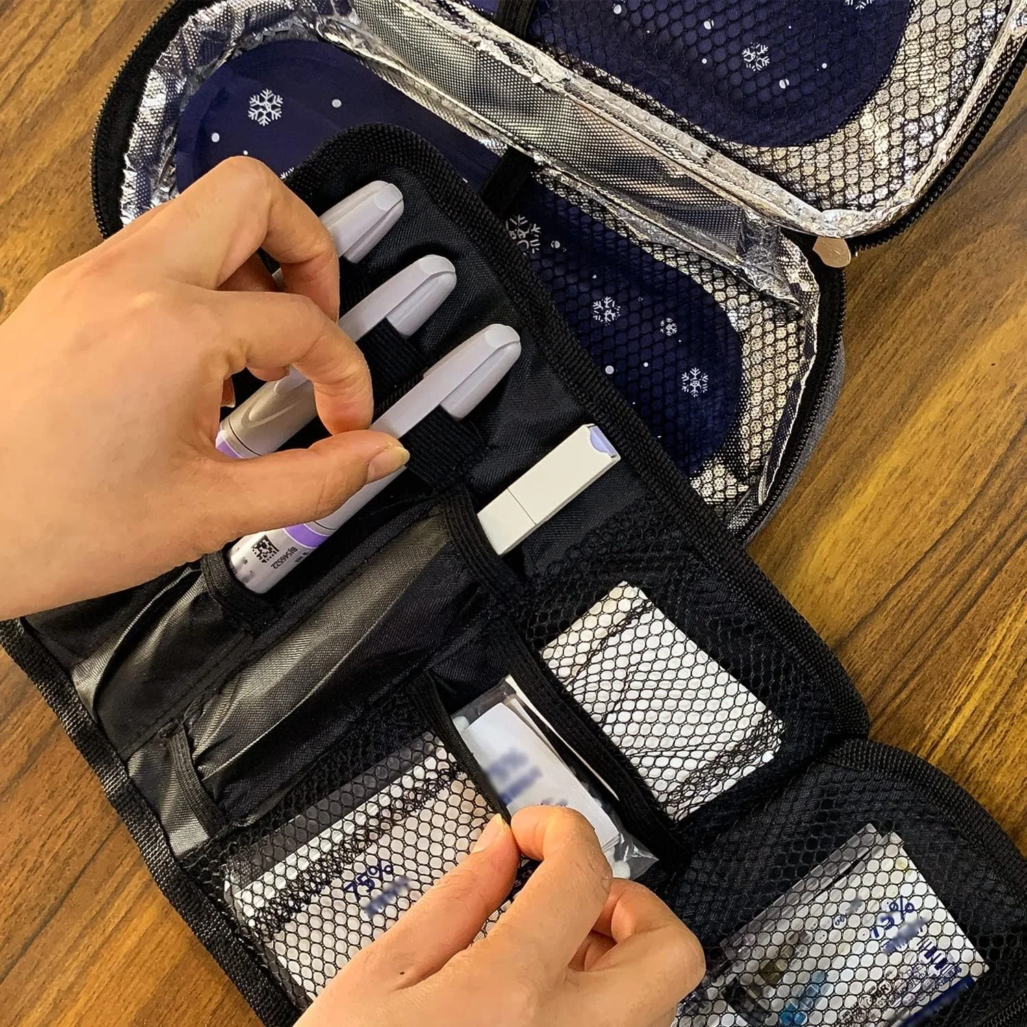 کیف خنک نگهدارنده انسولین بوگوش به همراه 2 پد خنک کننده، کیف خنک کننده دارویی قابل حمل برای قلم های انسولین و لوازم دستگاه تست قند خون (قرمز) کیف خنک نگهدارنده انسولین بوگوش به همراه 2 پد خنک کننده، کیف خنک کننده دارویی قابل حمل برای قلم های انسولین و لوازم دستگاه تست قند خون (قرمز)