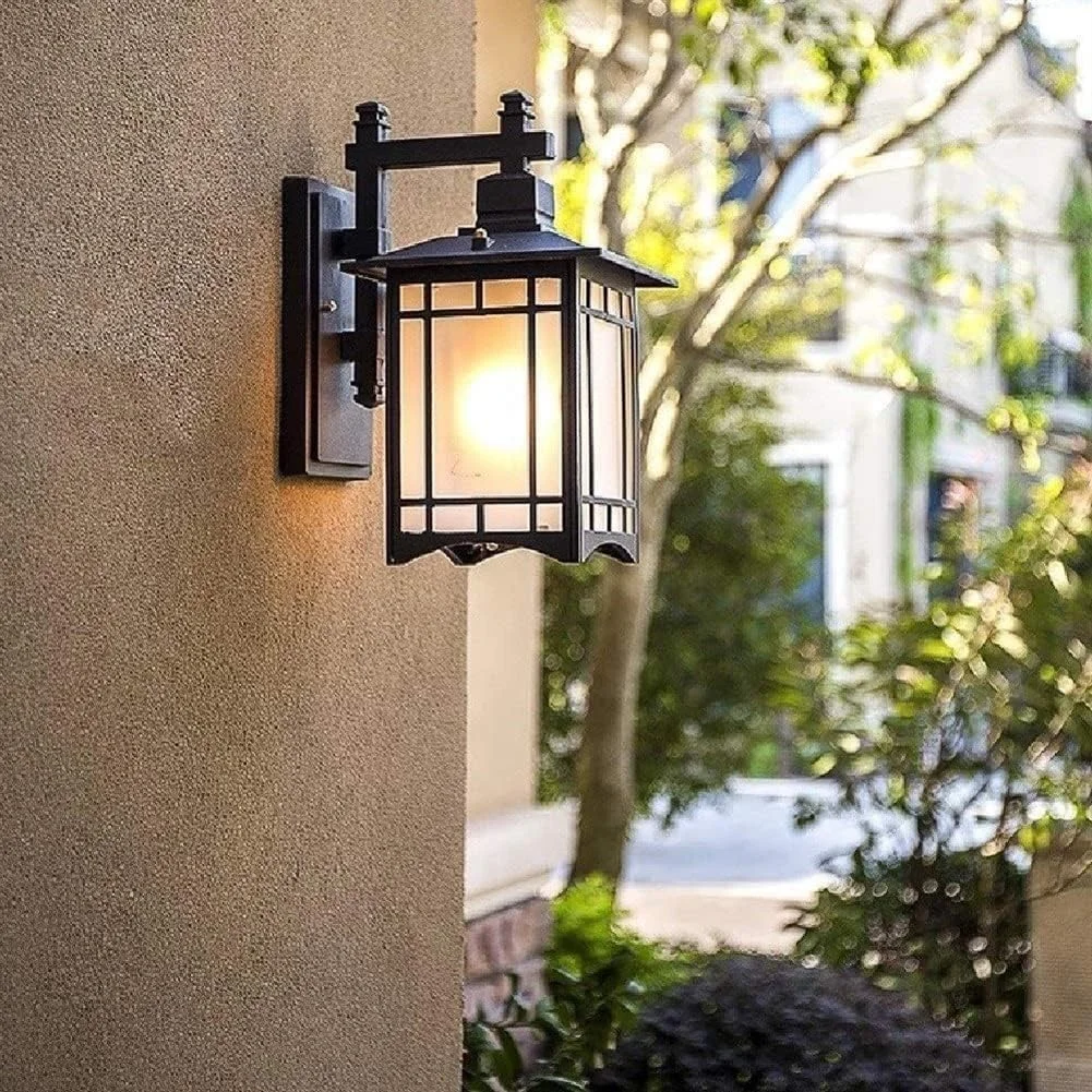 چراغ دیواری بیرونی ضد آب، چراغ ایوان، جعبه فلزی مربعی 33 سانتی‌متری، چراغ دیواری مشکی بیرونی، فانوس شیشه‌ای مات به سبک ژاپنی، راه پله، راهرو، بالکن، چراغ دیواری باغ