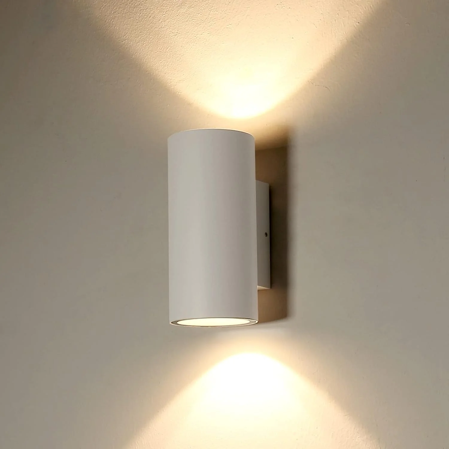 چراغ دیواری بیرونی ابیون، چراغ دیواری LED بالا و پایین IP65، روشنایی 10 وات x 2، شمعدان دیواری آلومینیومی مدرن برای اتاق نشیمن داخلی و خارجی (سفید) چراغ دیواری بیرونی ابیون، چراغ دیواری LED بالا و پایین IP65، روشنایی 10 وات x 2، شمعدان دیواری آلومینیومی مدرن برای اتاق نشیمن داخلی و خارجی (سفید)