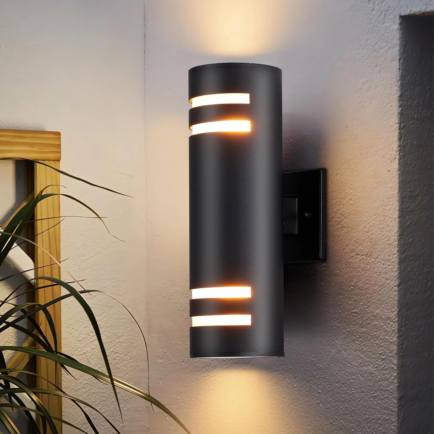 چراغ دیواری فضای باز Aiwewin، بدنه چراغ دیواری آلومینیومی رو به بالا و پایین مدرن ایوان و پاسیو با نور سفید گرم 3000K برای خانه، باغ، حیاط خلوت و گاراژ چراغ دیواری فضای باز Aiwewin، بدنه چراغ دیواری آلومینیومی رو به بالا و پایین مدرن ایوان و پاسیو با نور سفید گرم 3000K برای خانه، باغ، حیاط خلوت و گاراژ