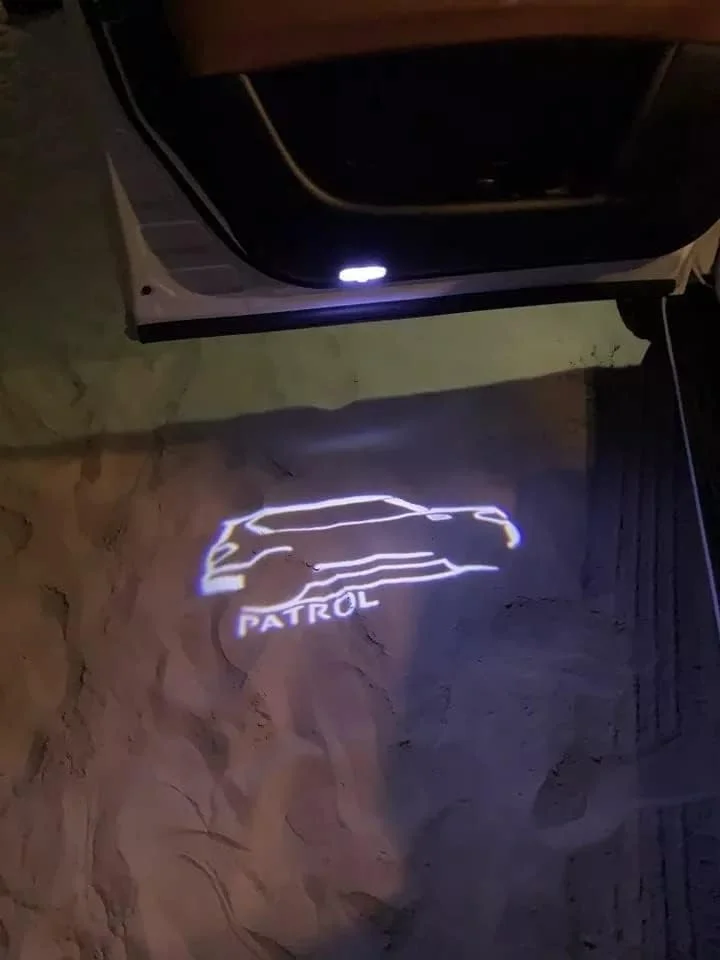 چراغ لوگوی درب خودرو مناسب نیسان پاترول Y62 مدل های ۲۰۱۰ تا ۲۰۲۲، 2 عدد چراغ خوش آمدگویی پروژکتوری درب خودرو