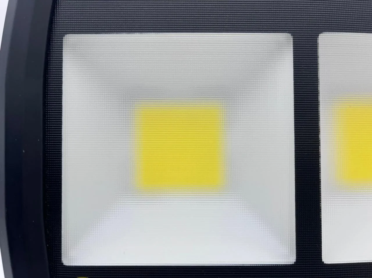 چراغ پروژکتور ال ای دی فضای باز، دارای استاندارد ضدآب IP65 (400 وات) چراغ پروژکتور ال ای دی فضای باز، دارای استاندارد ضدآب IP65 (400 وات)