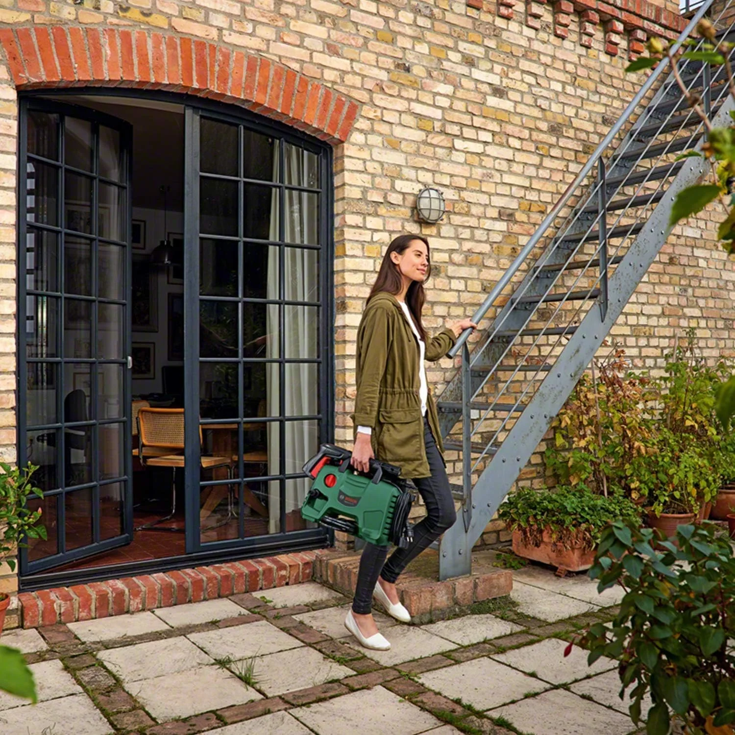 دستگاه کارواش خانگی بوش مدل EasyAquatak 120 (1500 وات، به همراه لوازم جانبی مخصوص خانه و خودرو، حداکثر جریان آب: 350 لیتر در ساعت، بسته بندی کارتنی) - عرضه انحصاری در آمازون، سبز، 37.5 سانتی متر * 40.0 سانتی متر * 20.0 سانتی متر