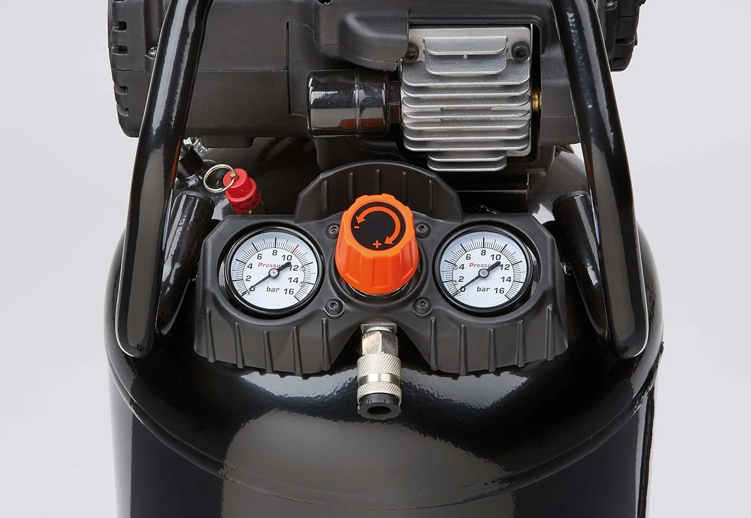 کمپرسور بلک اند دکر BD 227/50V NK با فشار 10 بار، موتور 2 اسب بخار، مخزن 50 لیتری، جریان هوای 220 لیتر در دقیقه، عمودی