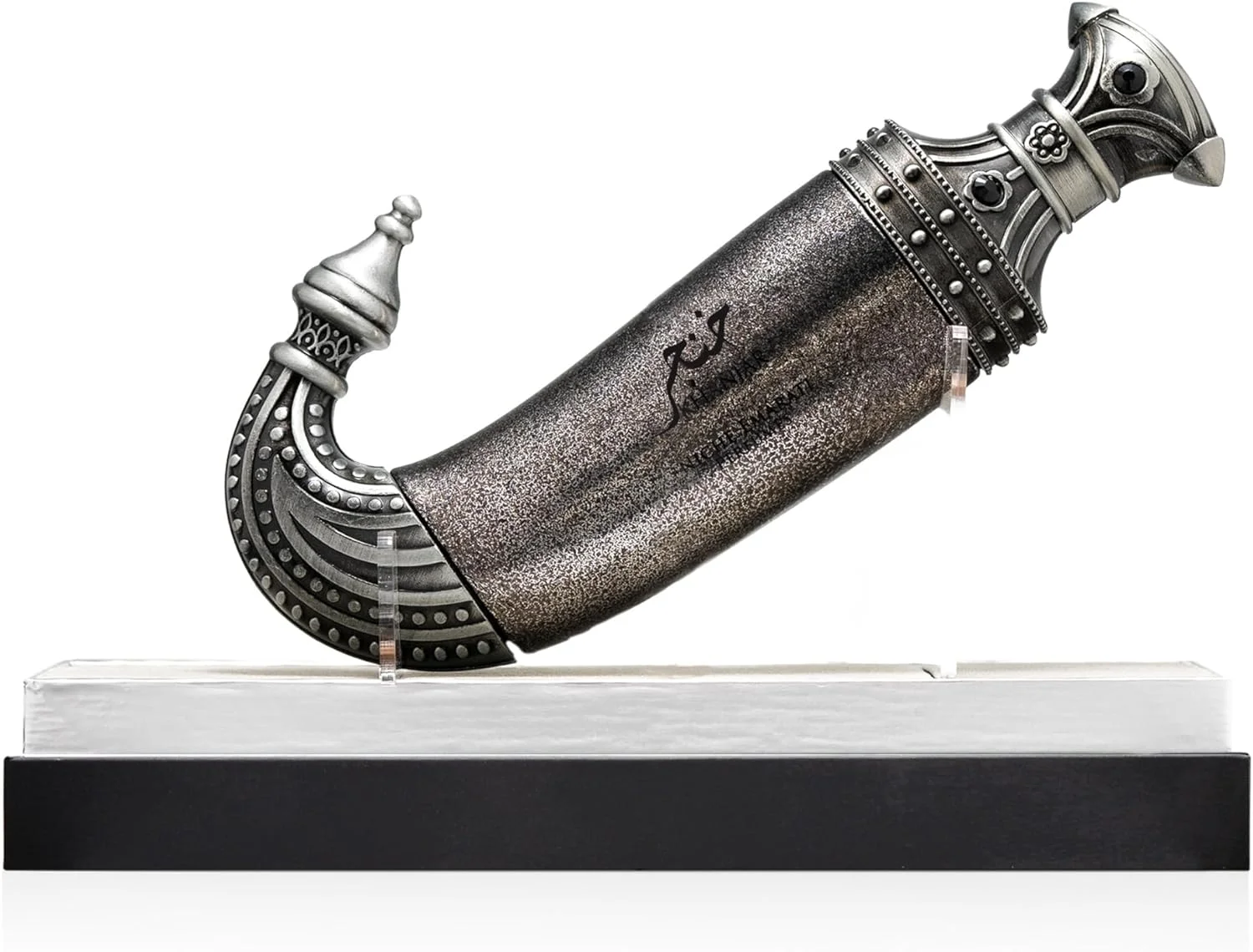 خنجر ادو پرفیوم، عطری نفیس و با رایحه ای پیچیده و شرقی مناسب برای آقایان و بانوان. این بطری 85 میلی لیتری با رایحه ماندگار از ادویه های شرقی، گل های شیرین و وانیل گرم، تجربه ای مسحورکننده را به ارمغان می آورد.