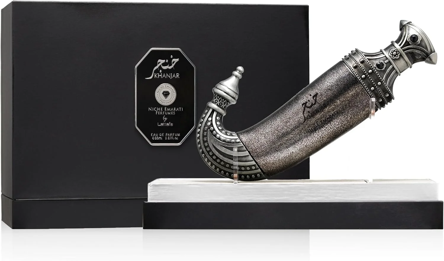 خنجر ادو پرفیوم، عطری نفیس و با رایحه ای پیچیده و شرقی مناسب برای آقایان و بانوان. این بطری 85 میلی لیتری با رایحه ماندگار از ادویه های شرقی، گل های شیرین و وانیل گرم، تجربه ای مسحورکننده را به ارمغان می آورد.