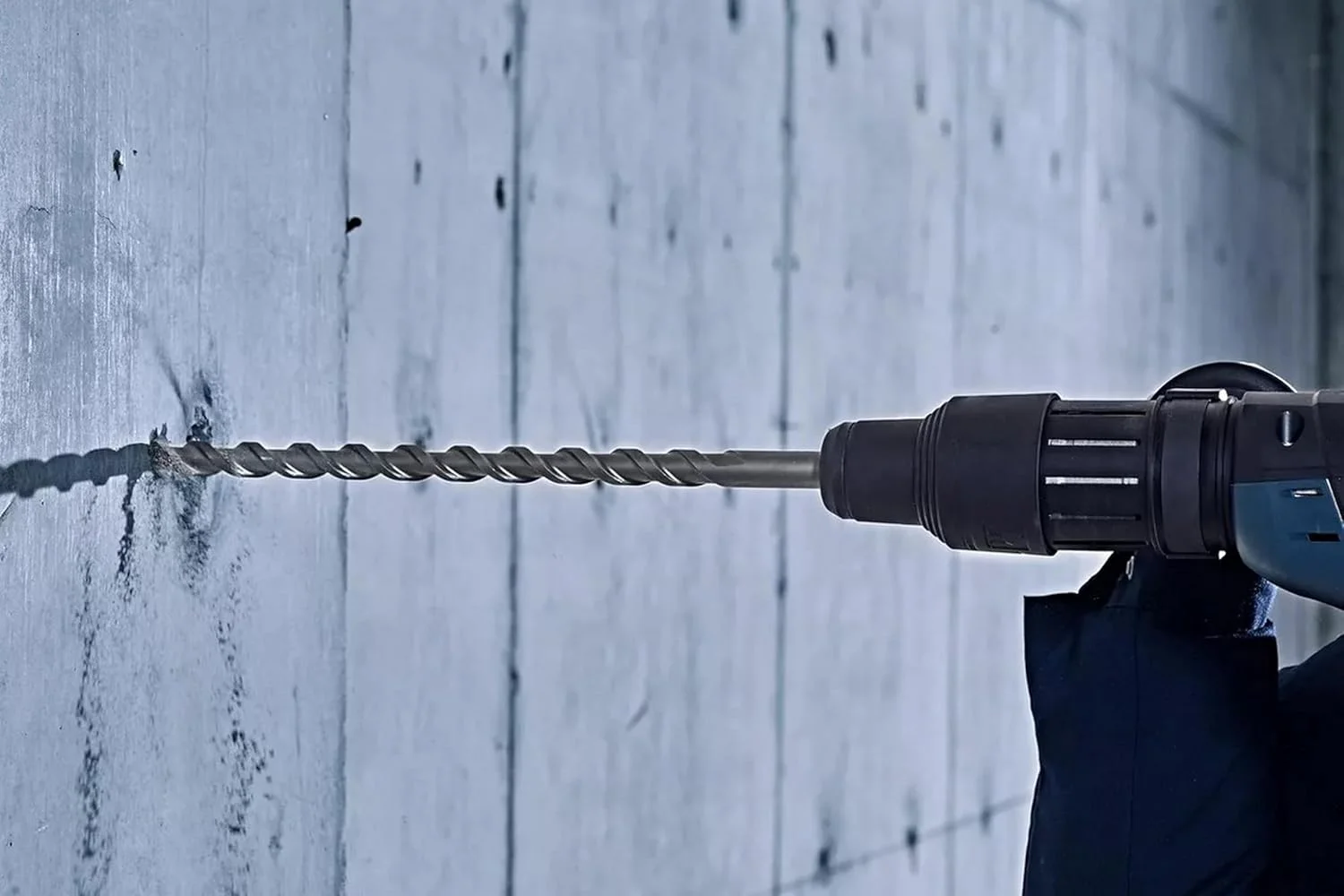 مته الماسه بوش SDS Max4 مدل 2608685863، سایز 18 میلی متر در 400 میلی متر، طول کل 540 میلی متر، آبی مته الماسه بوش SDS Max4 مدل 2608685863، سایز 18 میلی متر در 400 میلی متر، طول کل 540 میلی متر، آبی